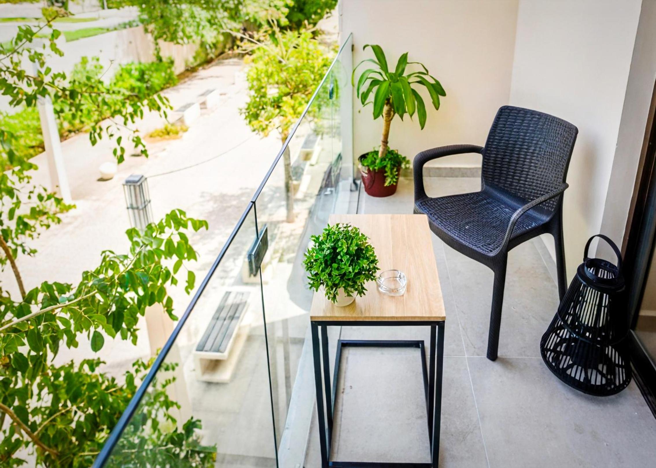 Romantic Beach Apartment - Quiet & Private, Rooftop Pool & Patio, 400m Coast 2B