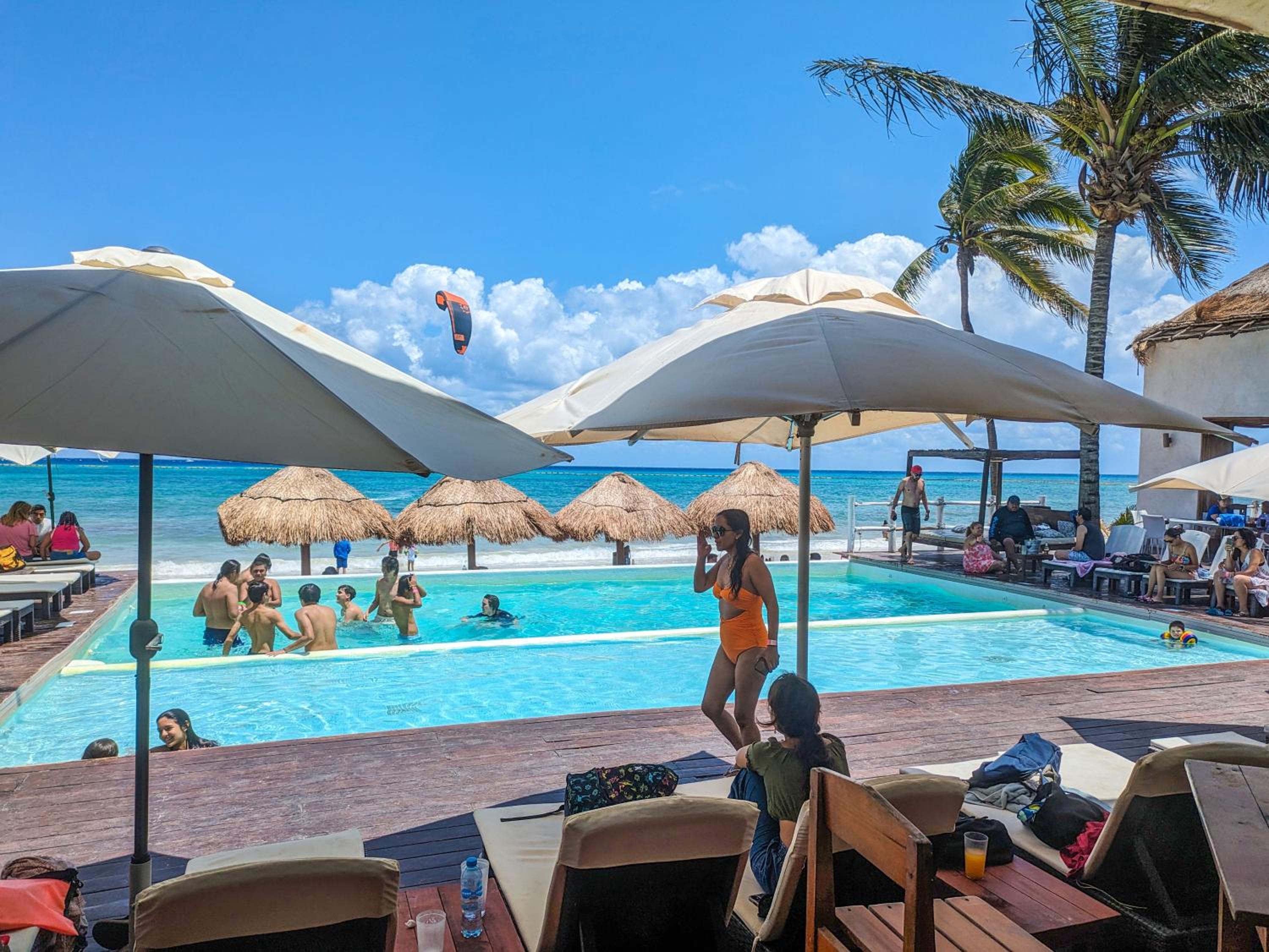 Romantic Beach Apartment - Quiet & Private, Rooftop Pool & Patio, 400m Coast 2B