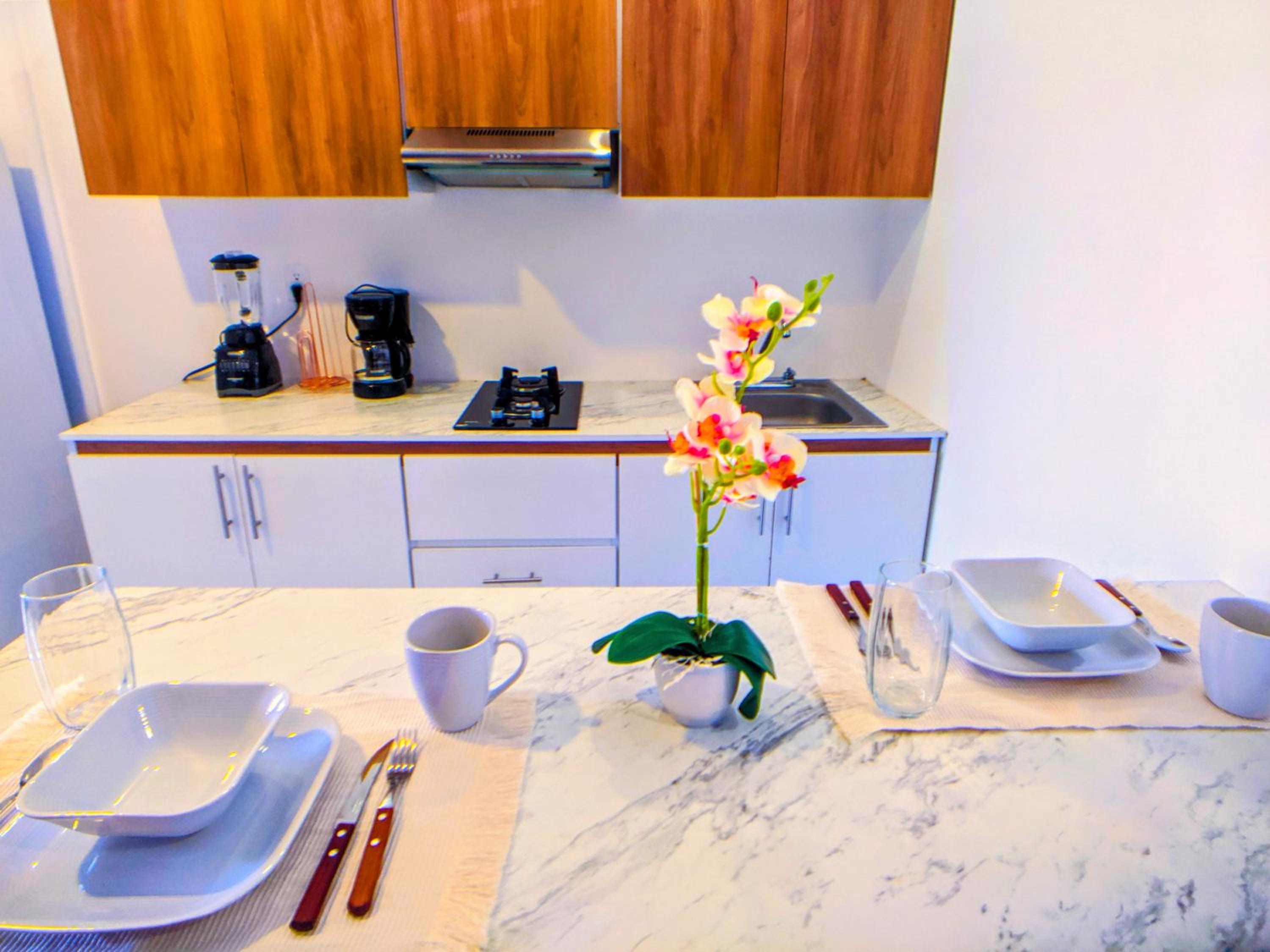 Romantic Escape 1 Bedroom 500m from Beach King Bed Pool Gym Fast WiFi 404