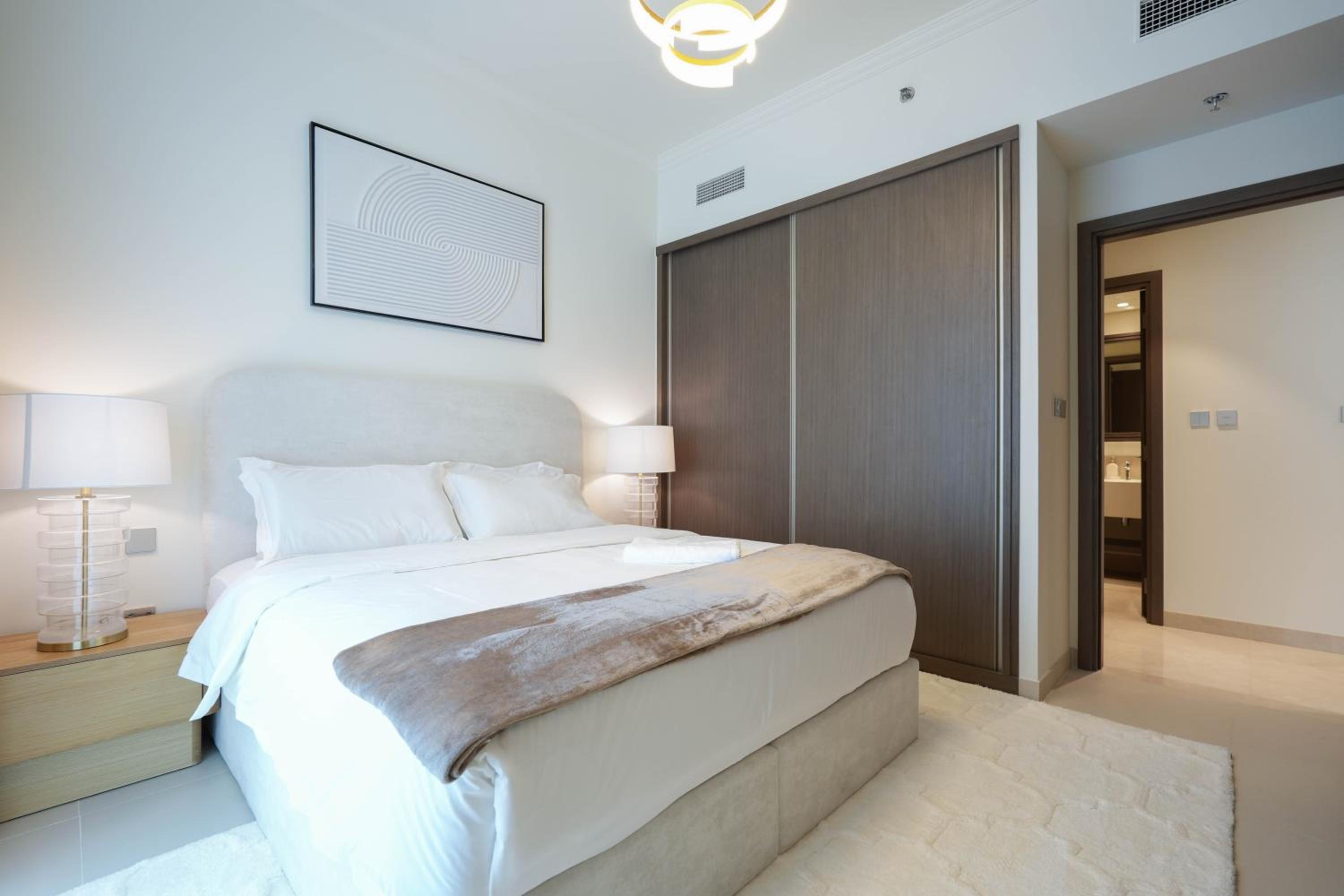 KeyRock - Dubai Marina Stay with Pool & Gym