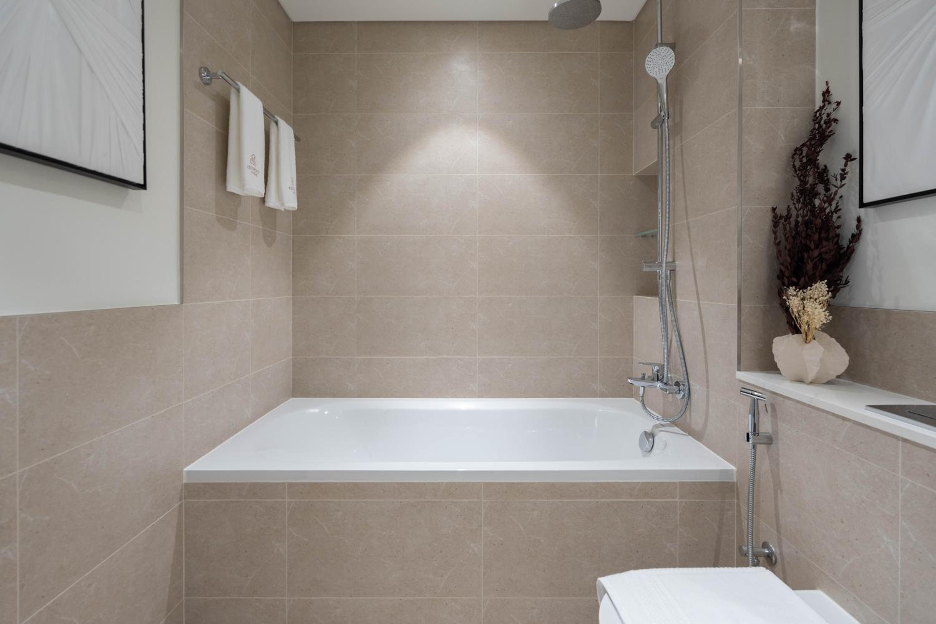 KeyRock - Dubai Marina Stay with Pool & Gym