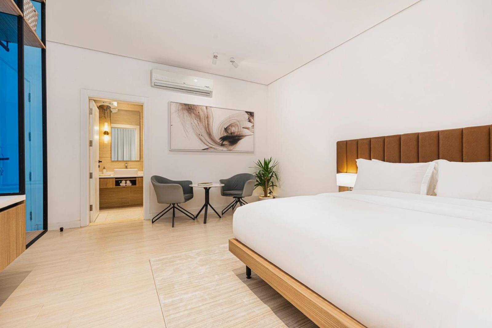 Relax and Unwind in Vibrant Al Mughrizat