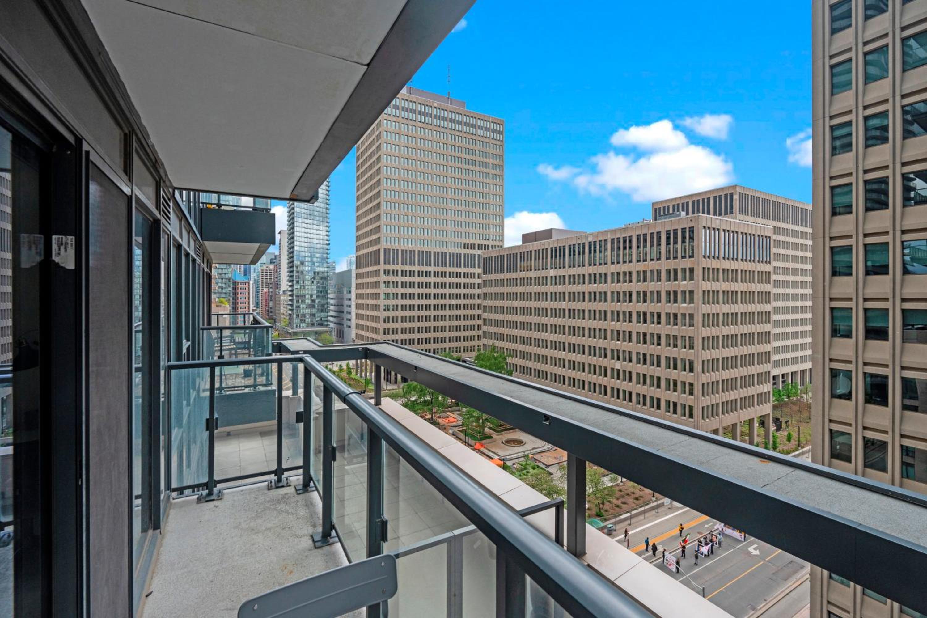 Modern 1BD Apartment with Balcony DT Toronto