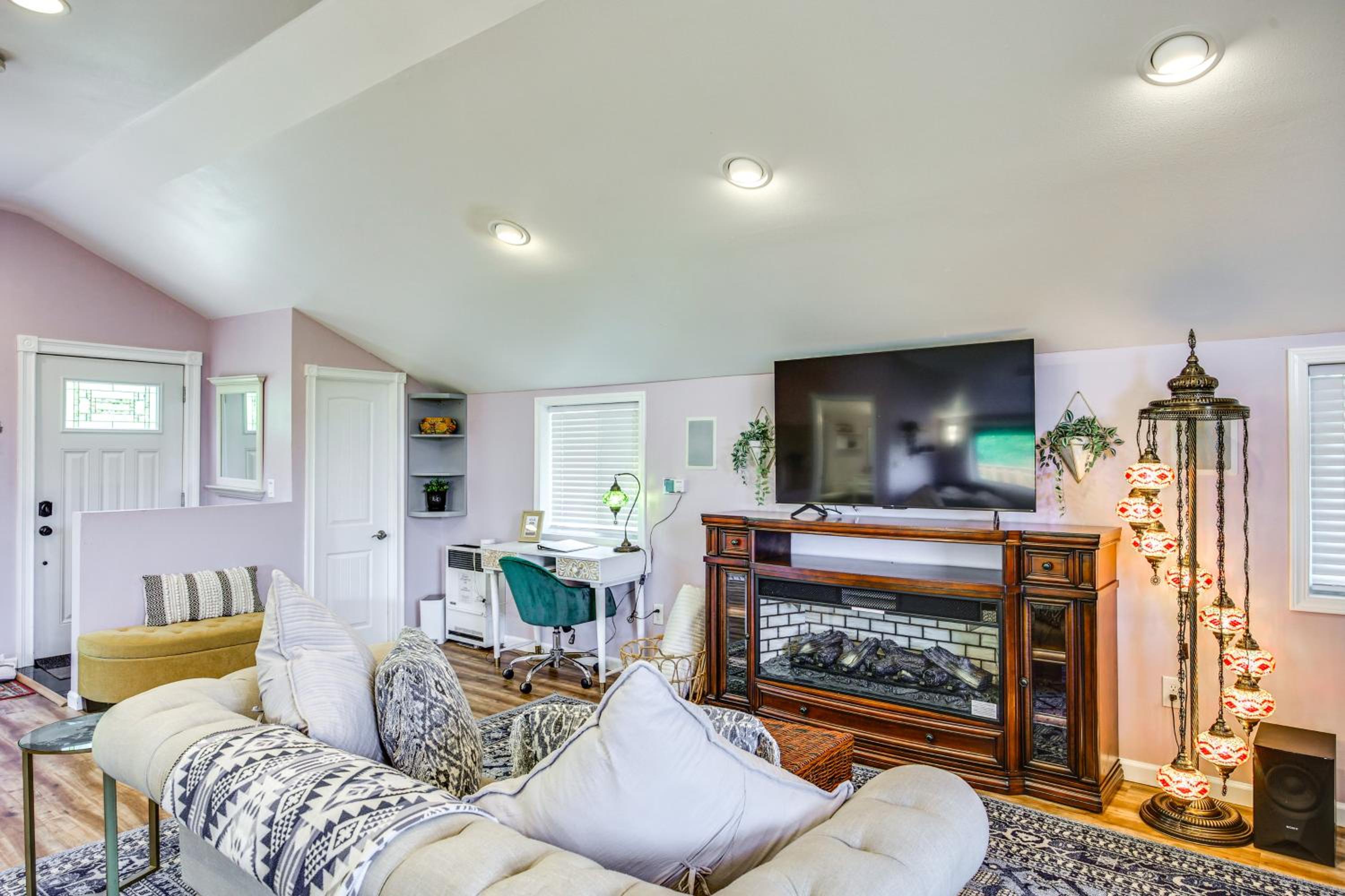 5 Mi to Dtwn Tacoma Modern Studio Retreat