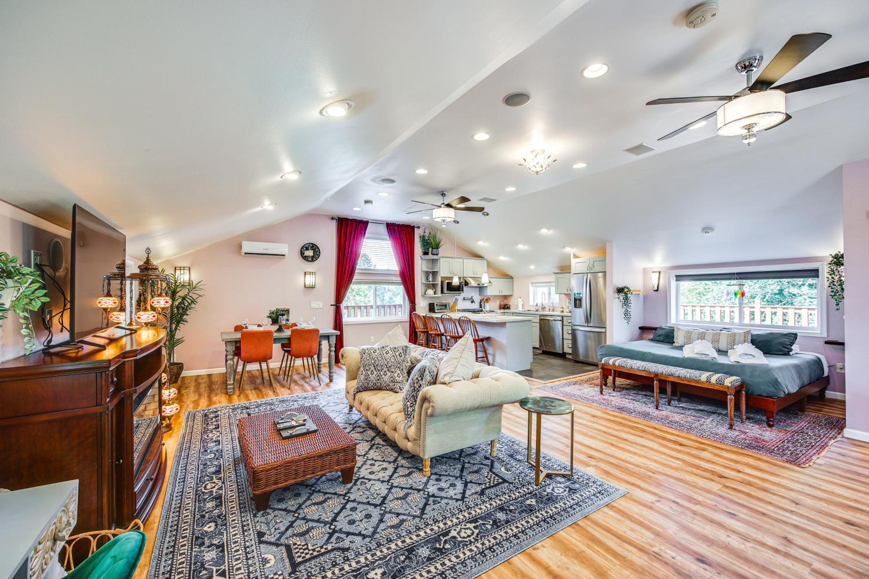 5 Mi to Dtwn Tacoma Modern Studio Retreat