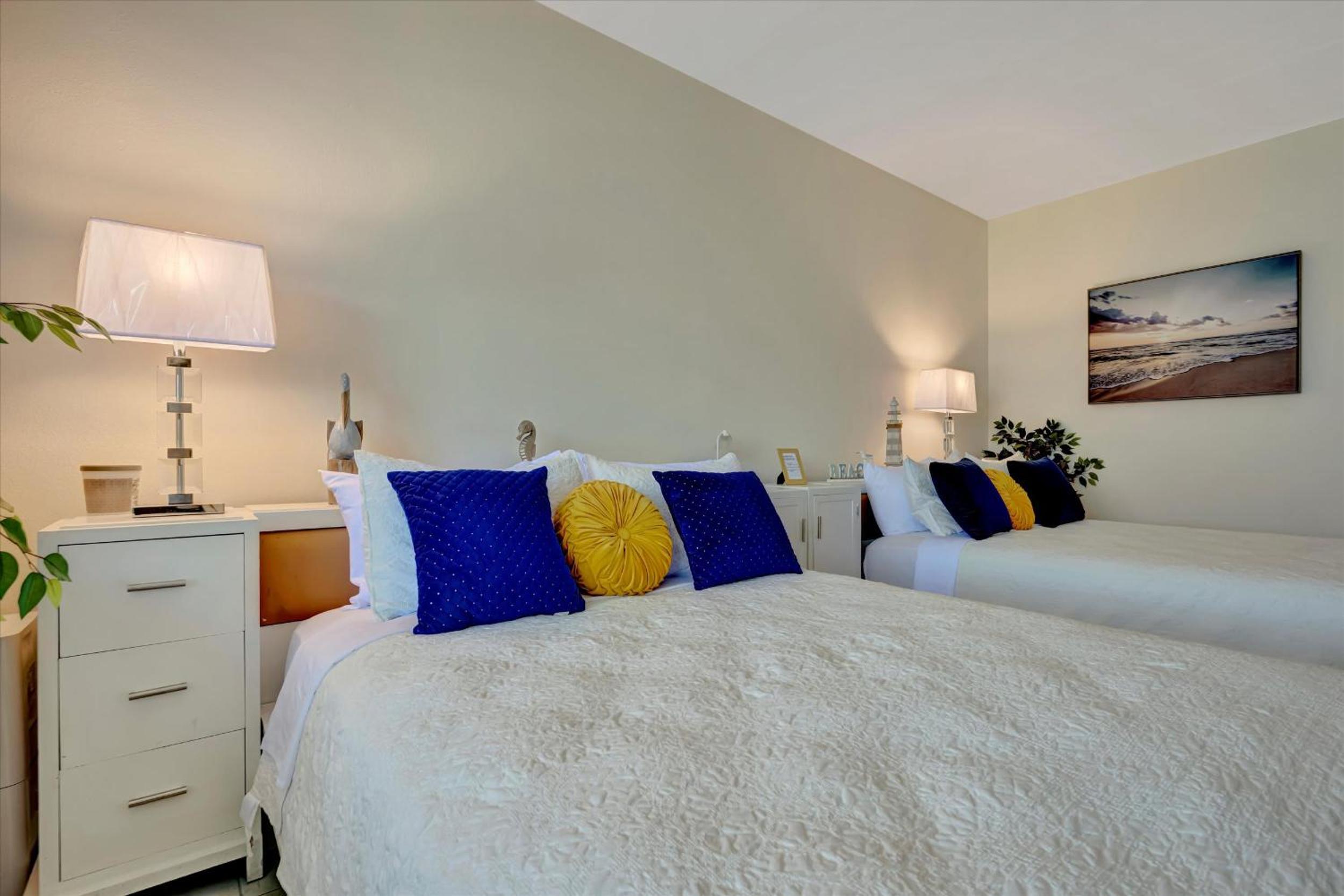 Watch the dolphins Large balcony Suite and heated pool