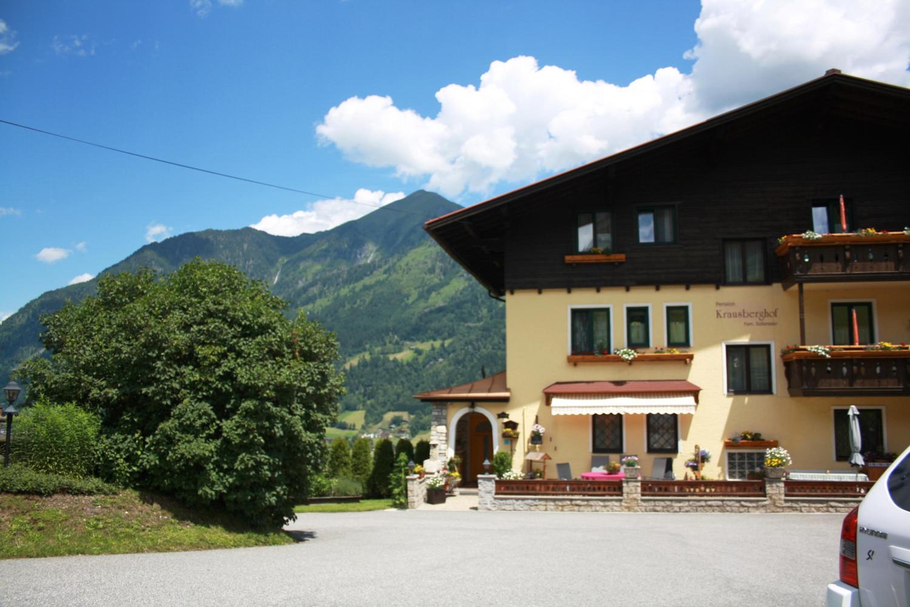 Ferienwohnung am Krausberghof mit Balkon und Parkplatz, Aufenthaltsraum mit Spielmöglichkeiten, Erholung- inmitten der Natur, 6 Fahrminuten zur Alpentherme