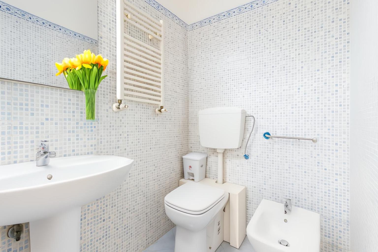 Elegantis San Giovanni Suite - Chic Apartment with Bathtub Near Historic Center, Metro & Tram Nearby