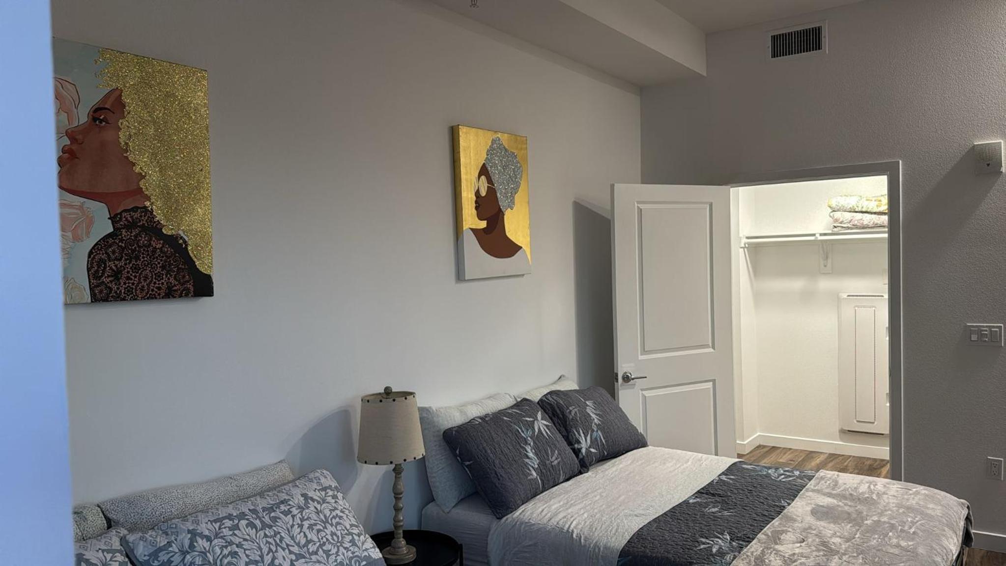 Vine & Sunset Loft Free Parking and WIFI