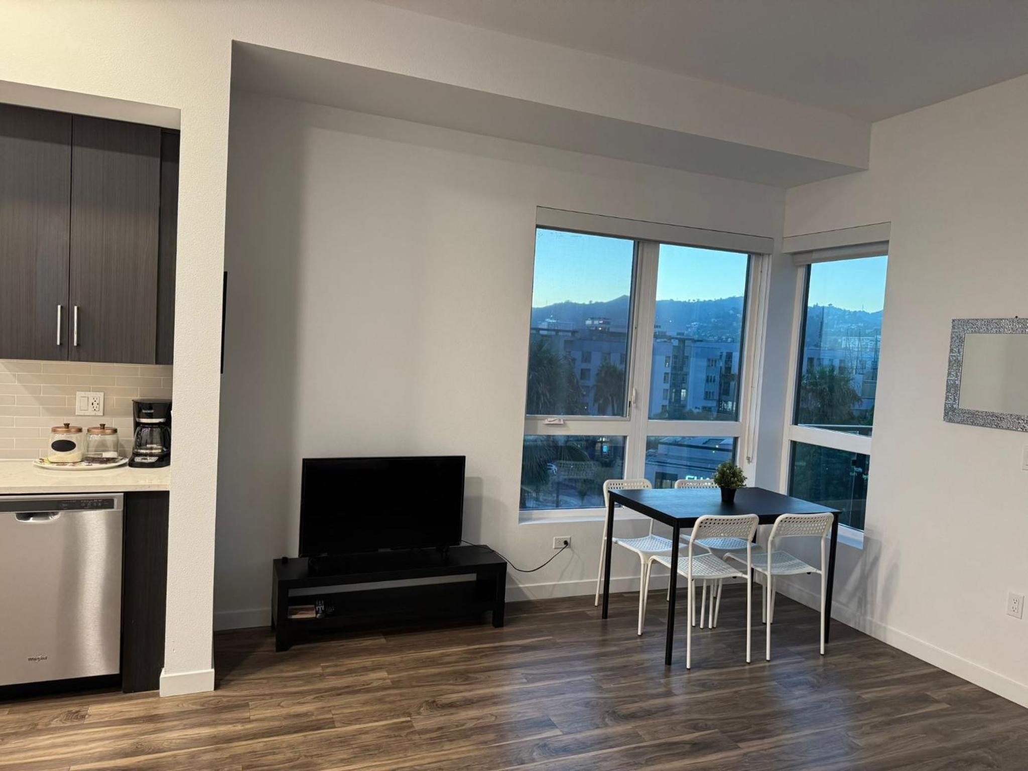 Vine & Sunset Loft Free Parking and WIFI