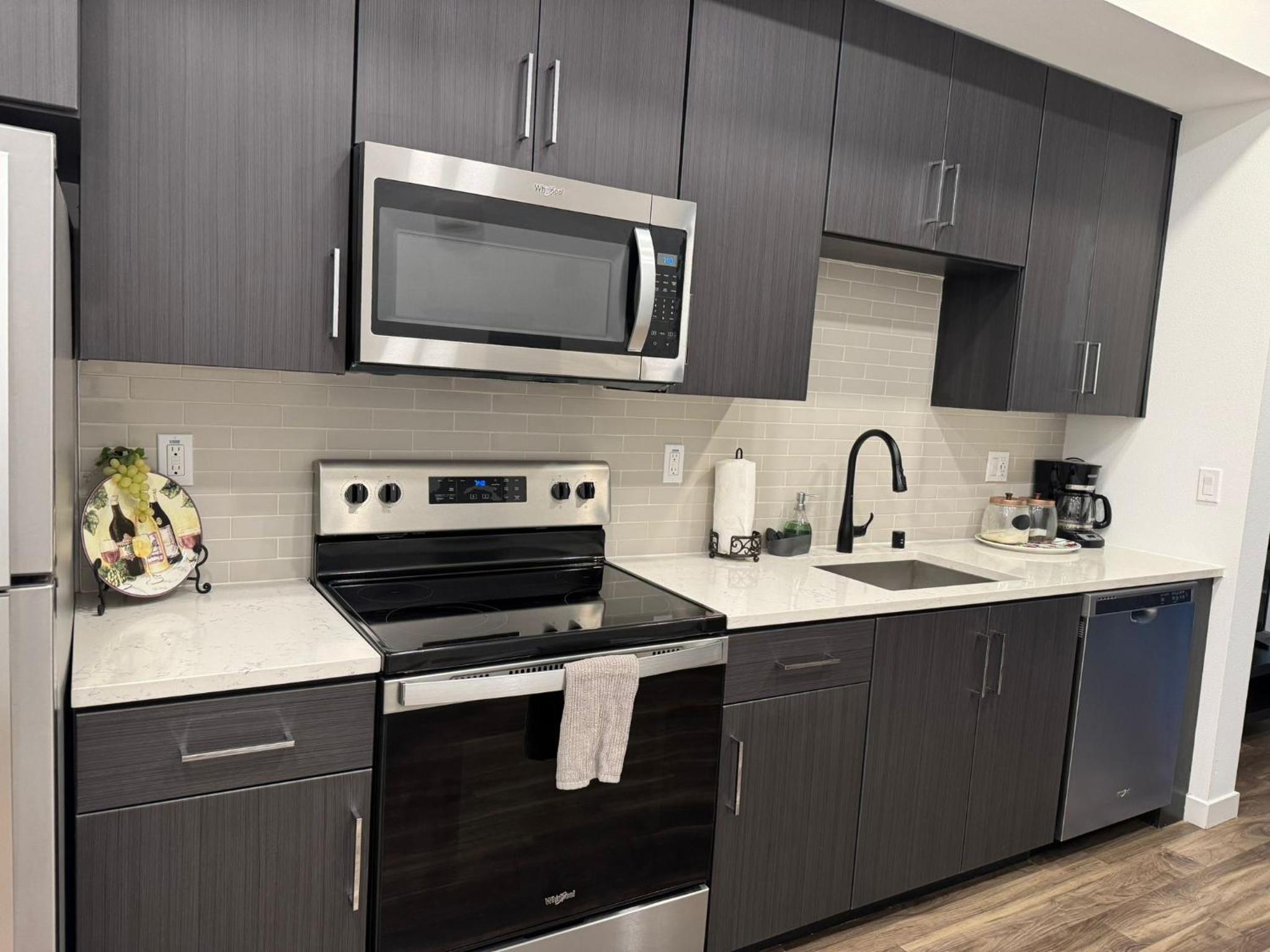 Vine & Sunset Loft Free Parking and WIFI