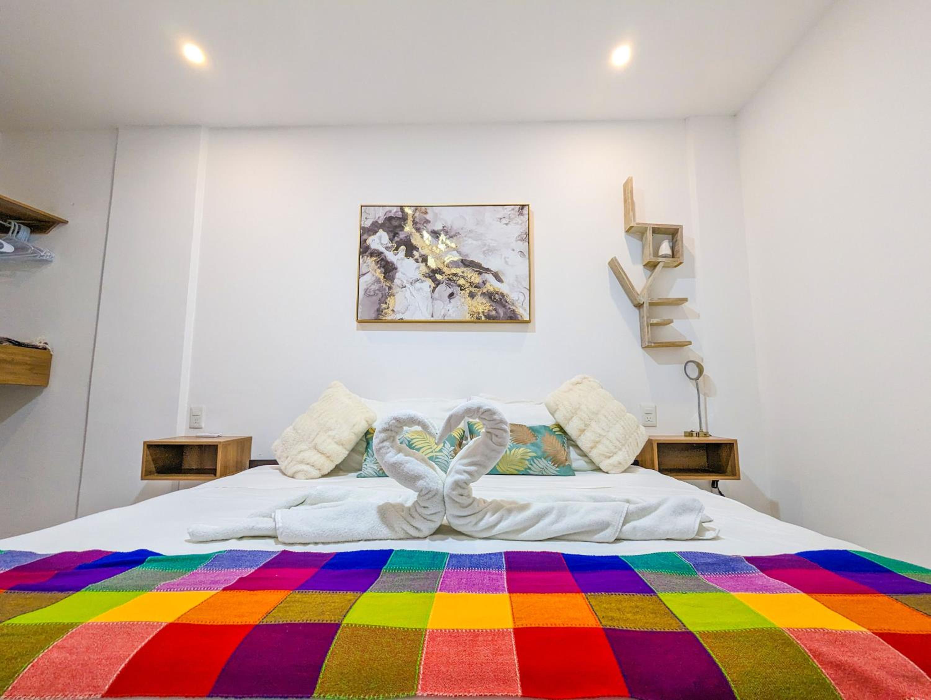 Romantic Escape 1 Bedroom 500m from Beach with King Bed Pool Gym Fast WiFi 305