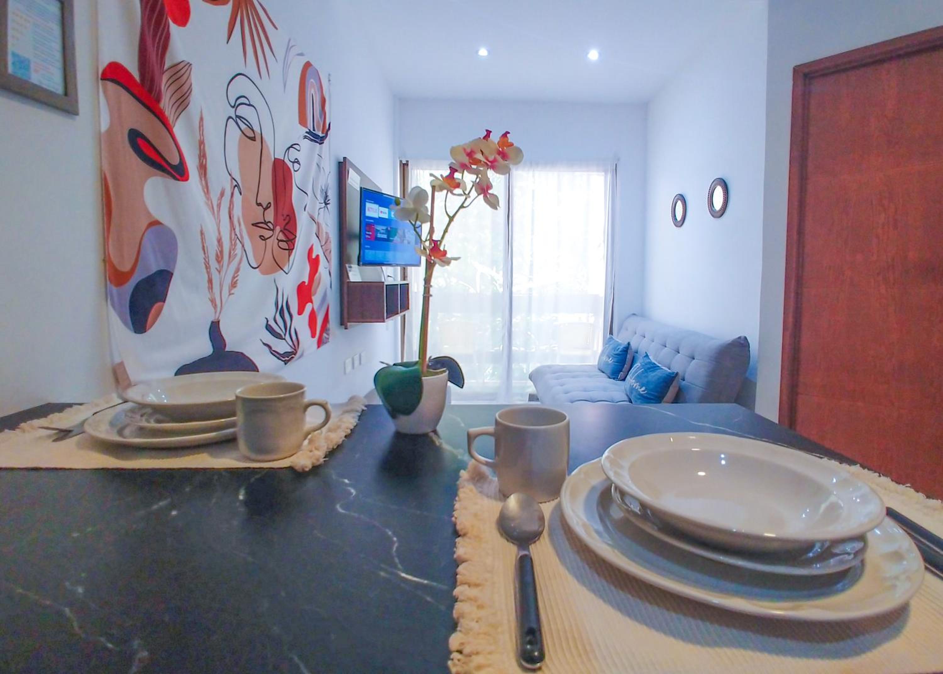 Romantic Escape 1 Bedroom 500m from Beach with King Bed Pool Gym Fast WiFi 305