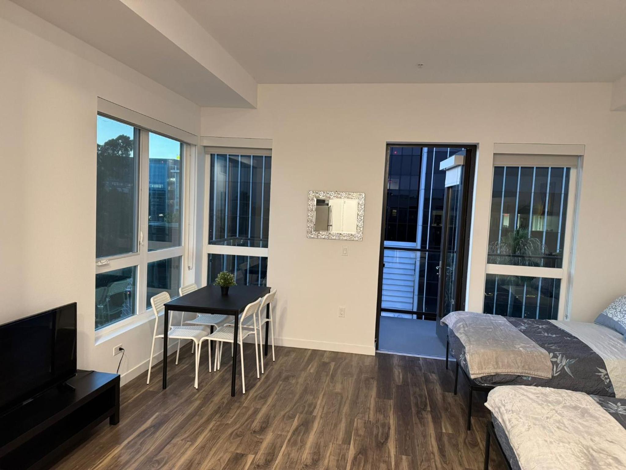 Vine & Sunset Loft Free Parking and WIFI