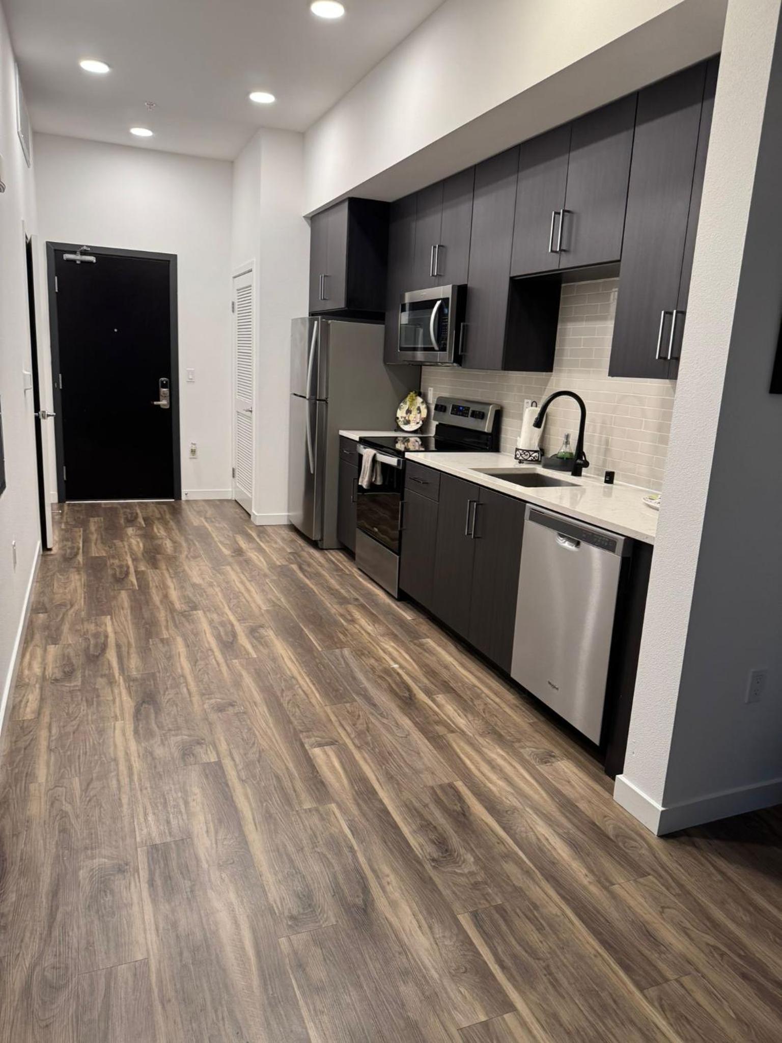 Vine & Sunset Loft Free Parking and WIFI