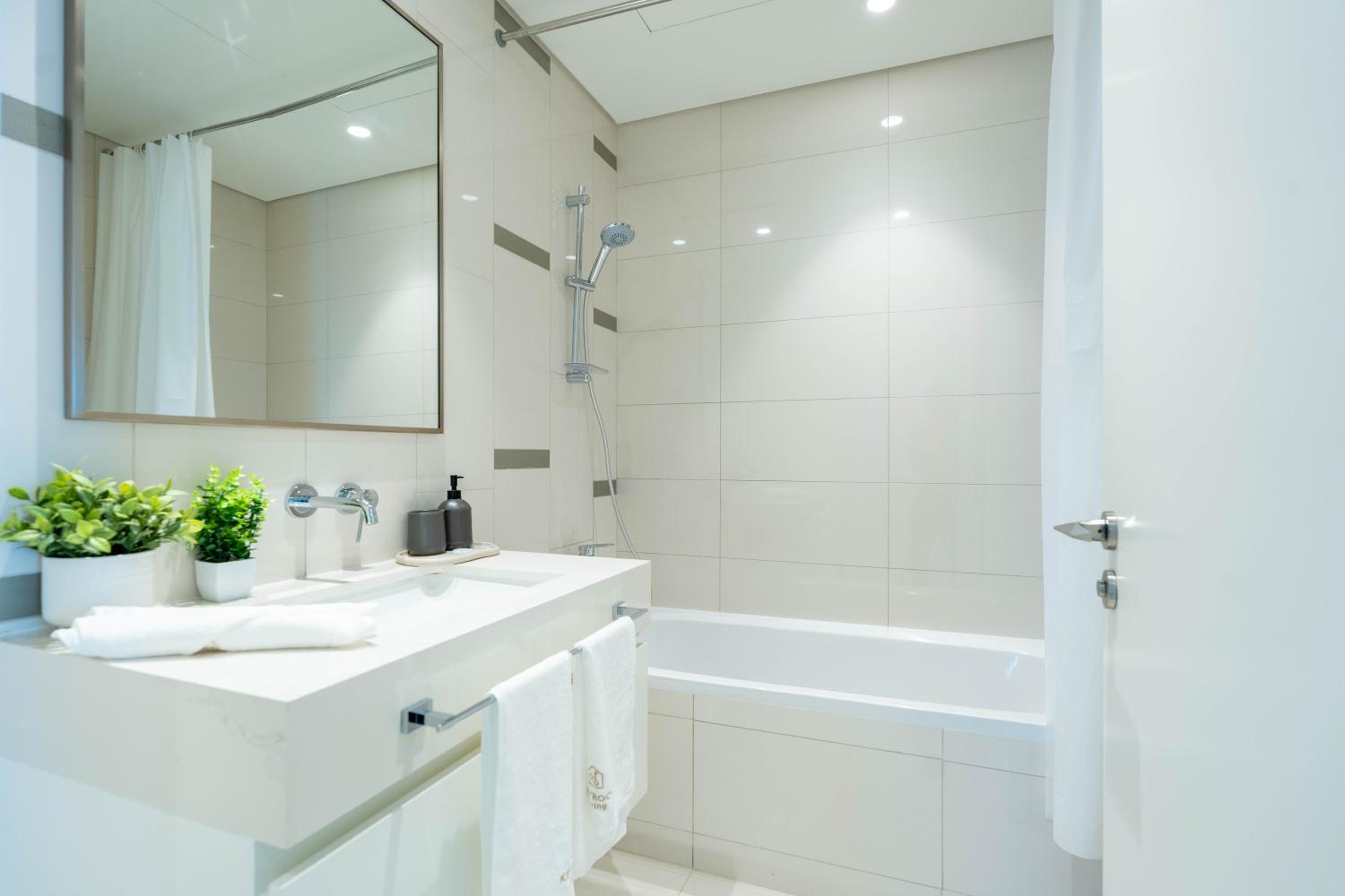 Keyrock Sea-View Penthouse - Dubai Marina, Pool & Sauna
