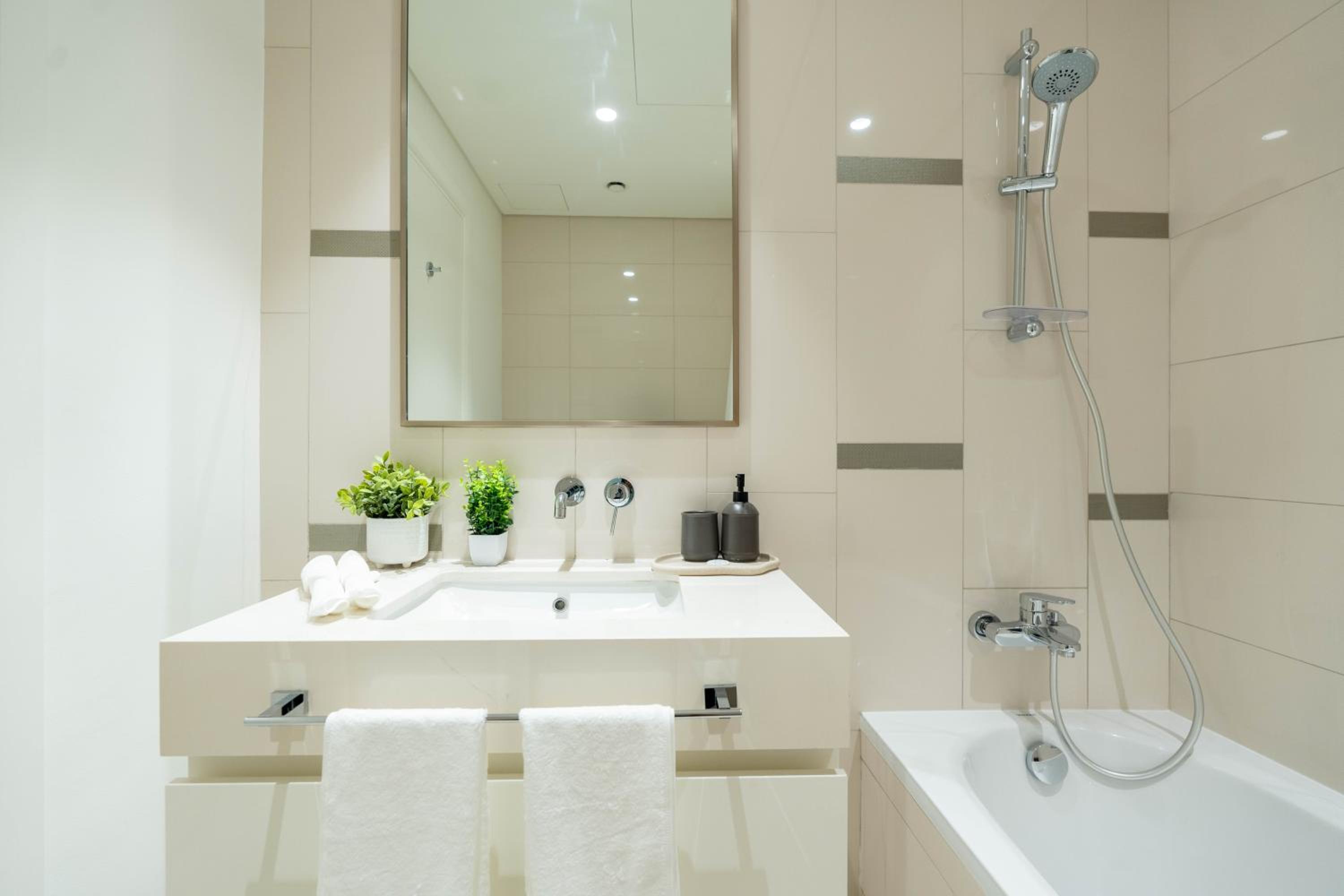 Keyrock Sea-View Penthouse - Dubai Marina, Pool & Sauna