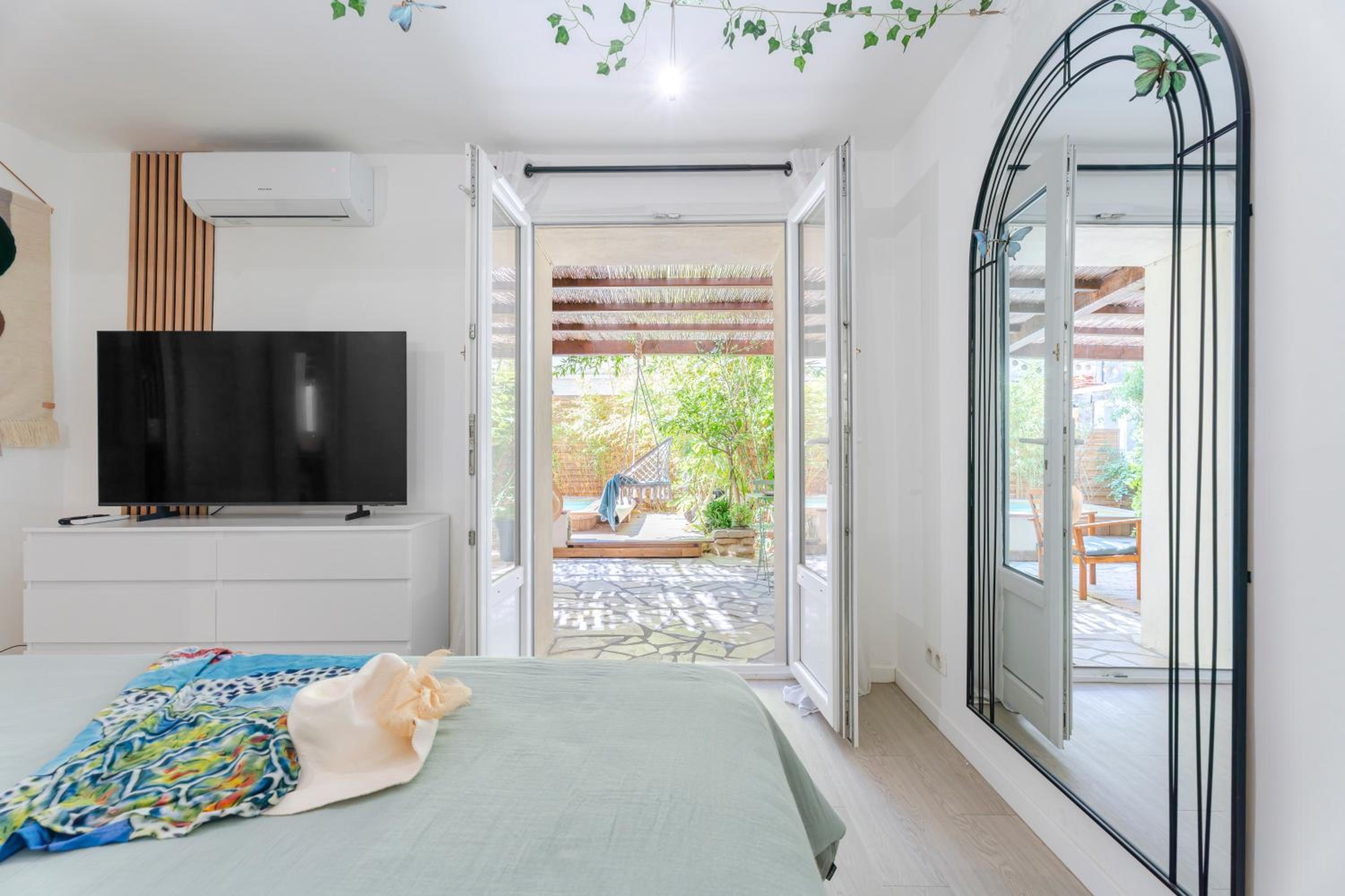 L'Escale - Idéal Pro & Couple - WIFI HD - 5min Port Toulon & Plage - Sauna Exclusif & Terrasse Privée - Piscine