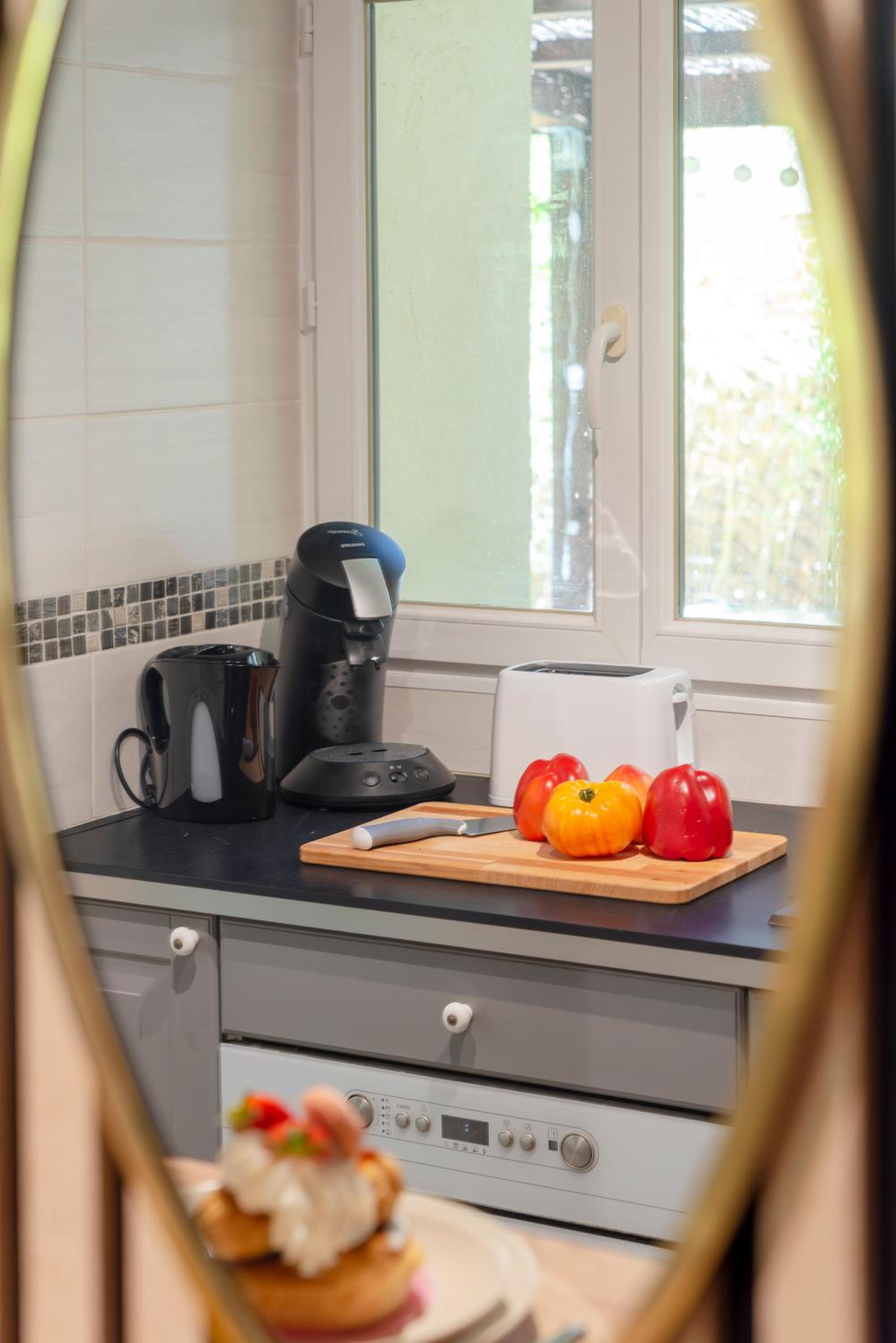 L'Escale - Idéal Pro & Couple - WIFI HD - 5min Port Toulon & Plage - Sauna Exclusif & Terrasse Privée - Piscine
