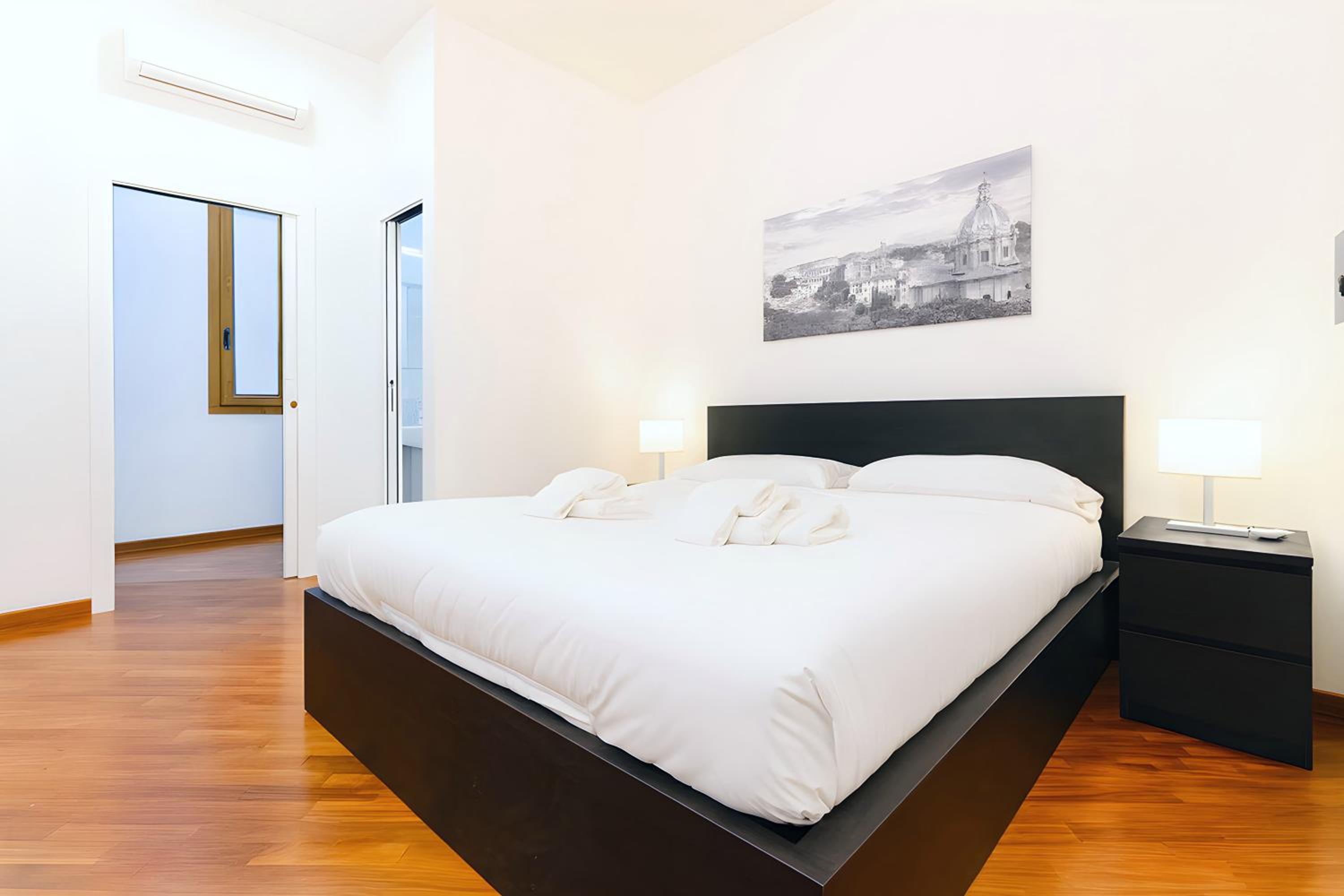 Elegantis San Giovanni Suite - Chic Apartment with Bathtub Near Historic Center, Metro & Tram Nearby