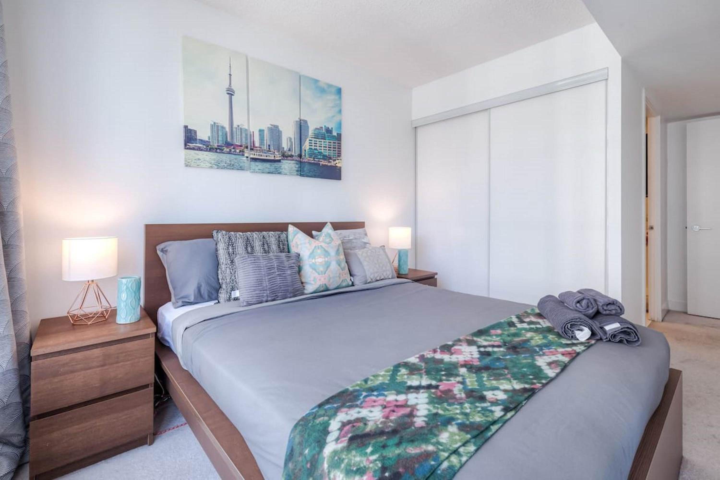 Modern 2 Bedroom plus Den Condo with Balcony Downtown Toronto