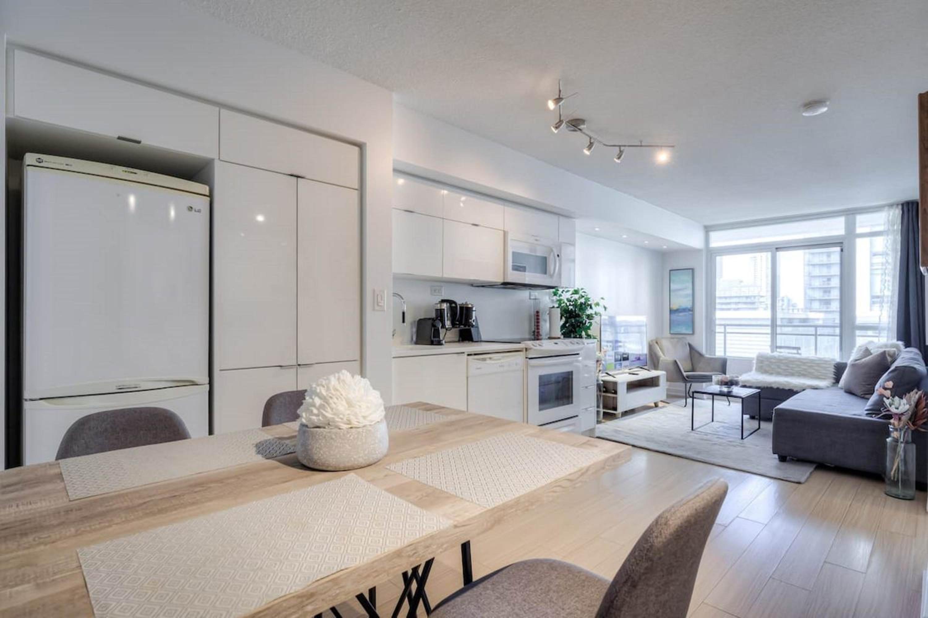 Modern 2 Bedroom plus Den Condo with Balcony Downtown Toronto