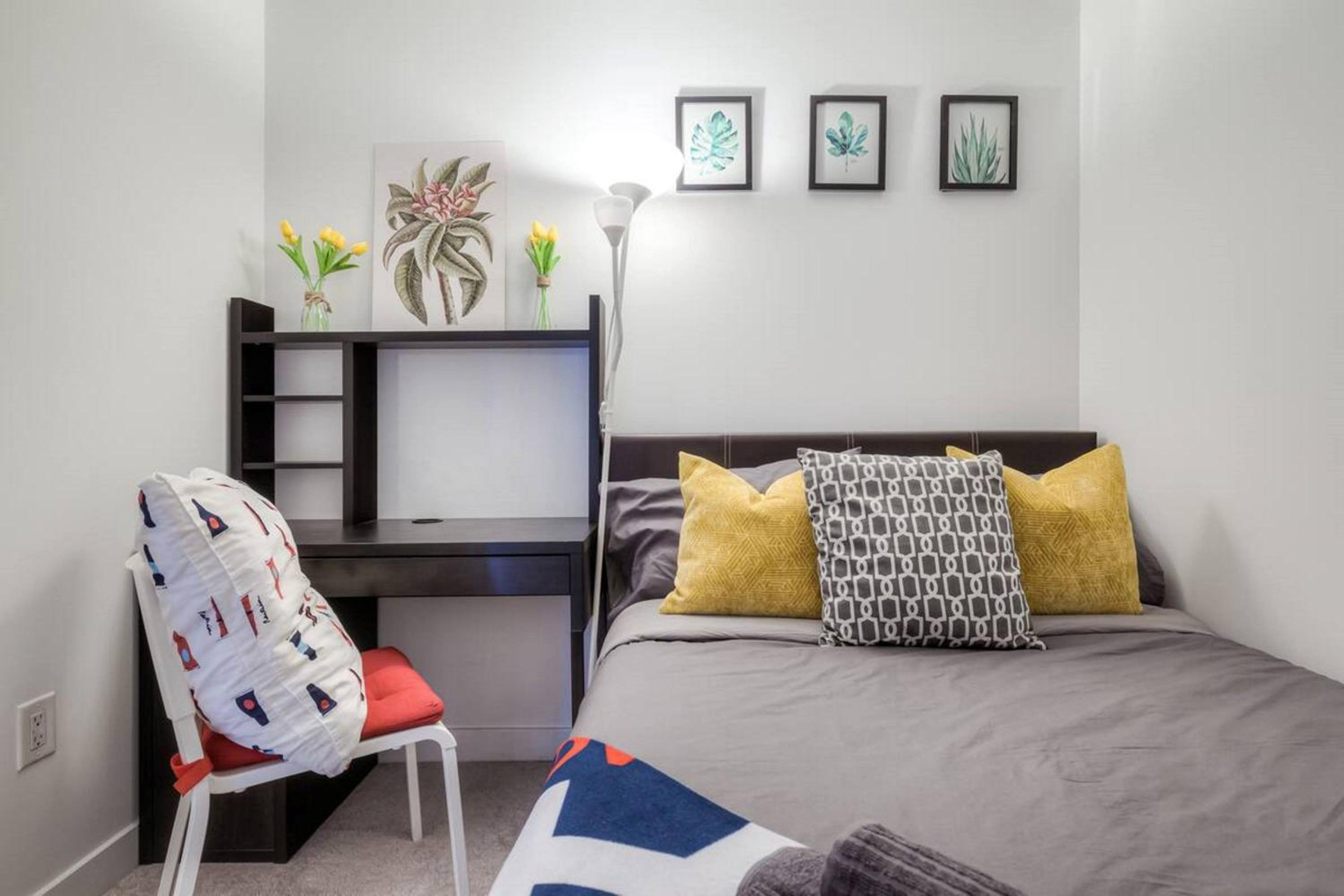 Modern 2 Bedroom plus Den Condo with Balcony Downtown Toronto