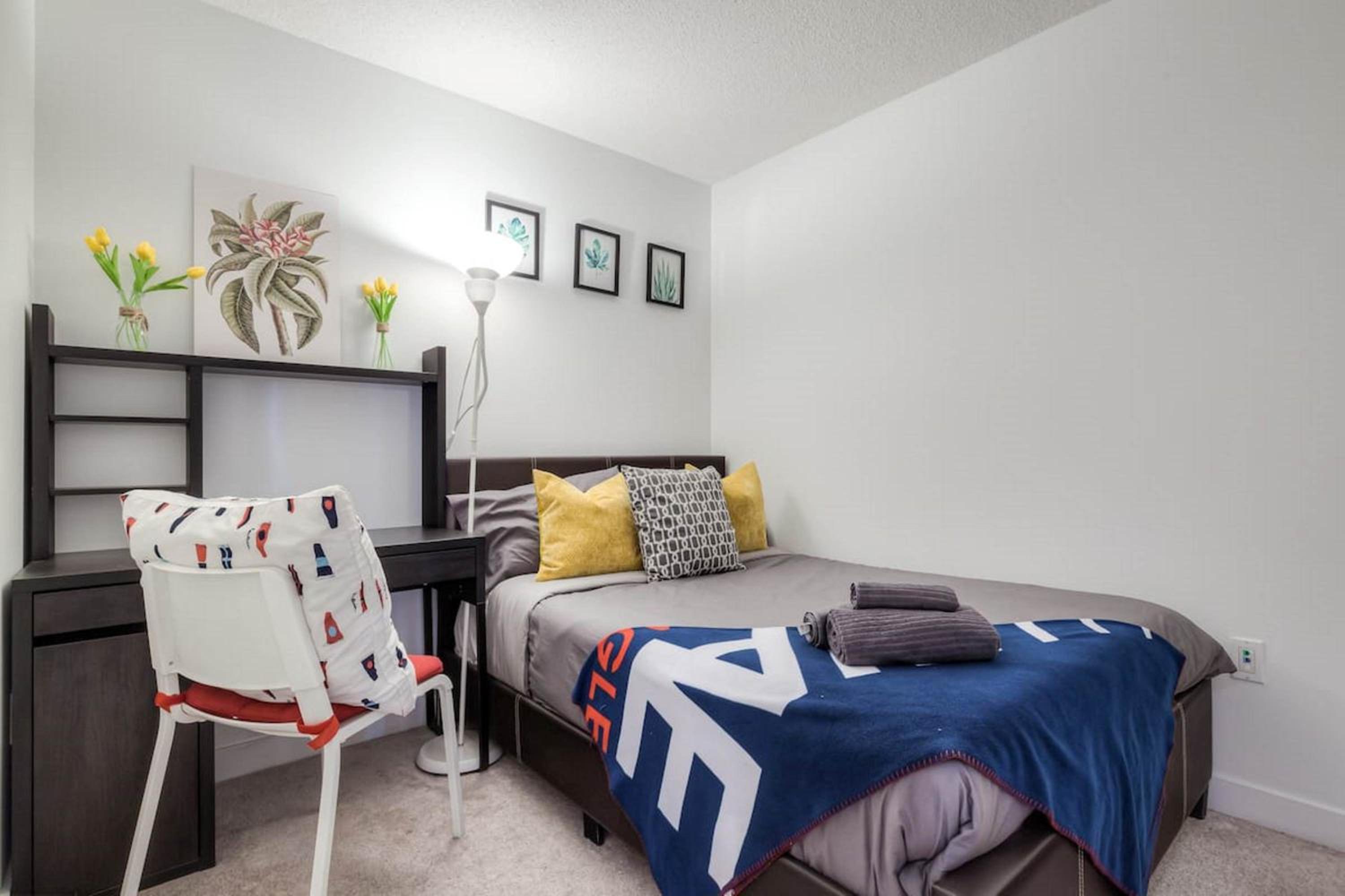 Modern 2 Bedroom plus Den Condo with Balcony Downtown Toronto