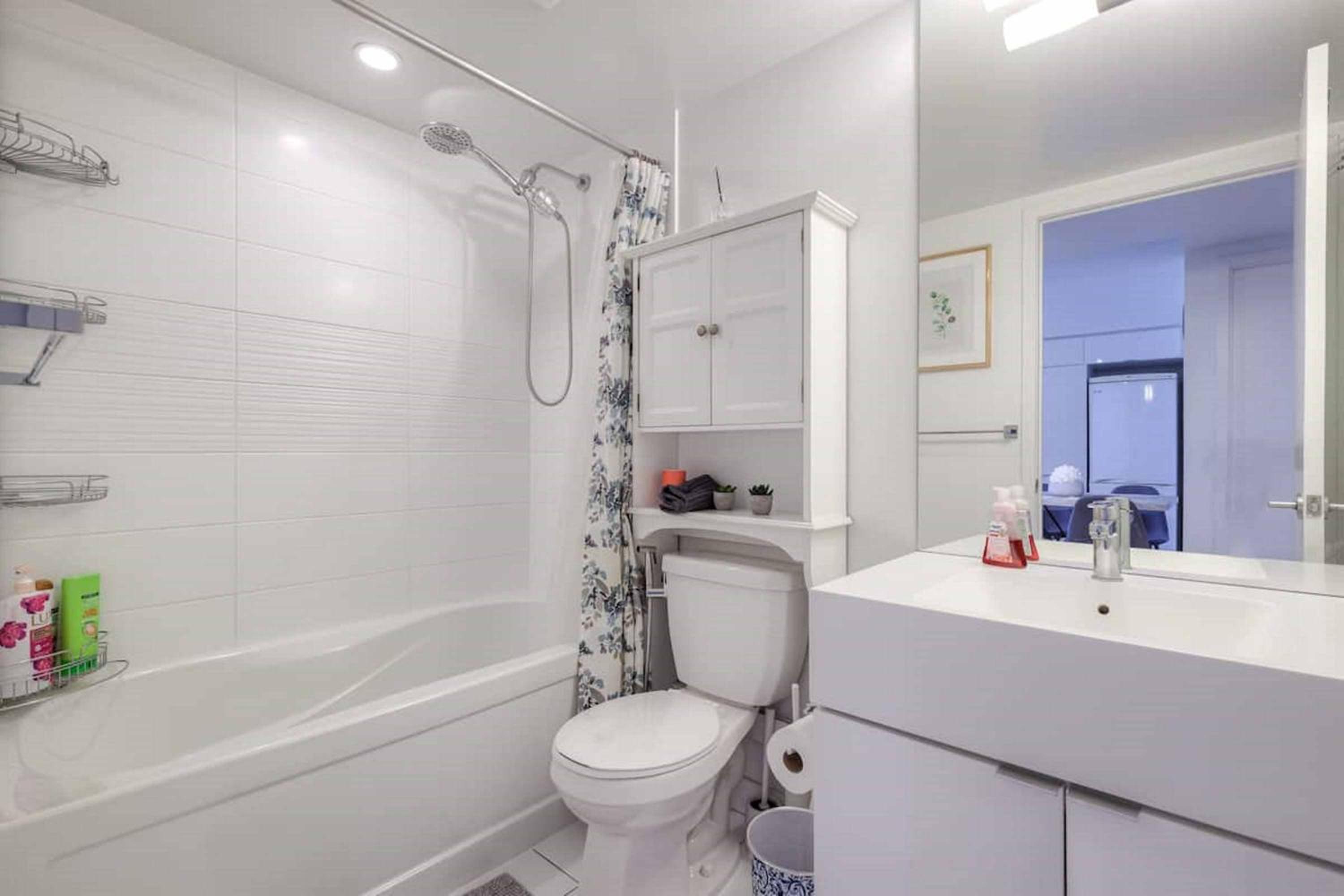 Modern 2 Bedroom plus Den Condo with Balcony Downtown Toronto
