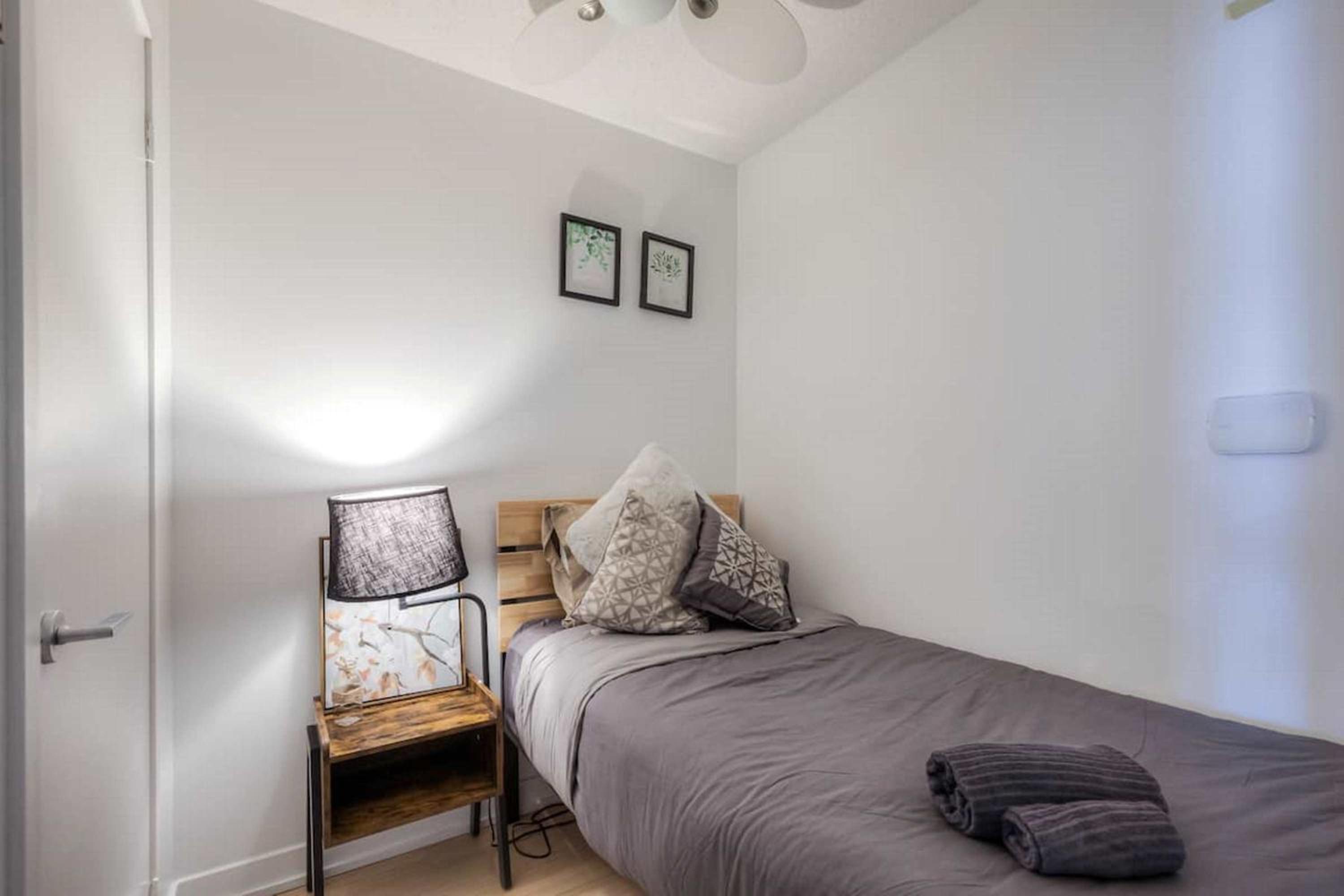 Modern 2 Bedroom plus Den Condo with Balcony Downtown Toronto