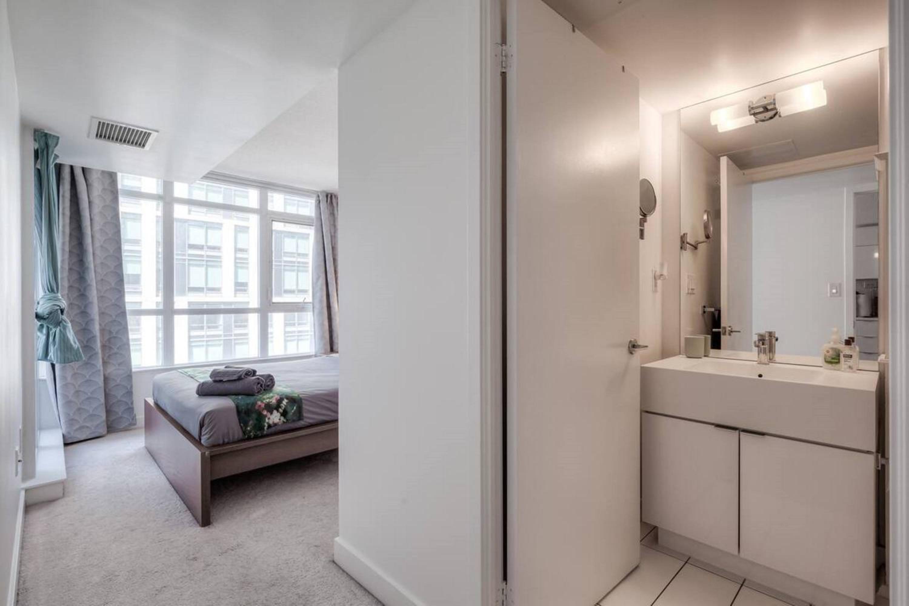 Modern 2 Bedroom plus Den Condo with Balcony Downtown Toronto