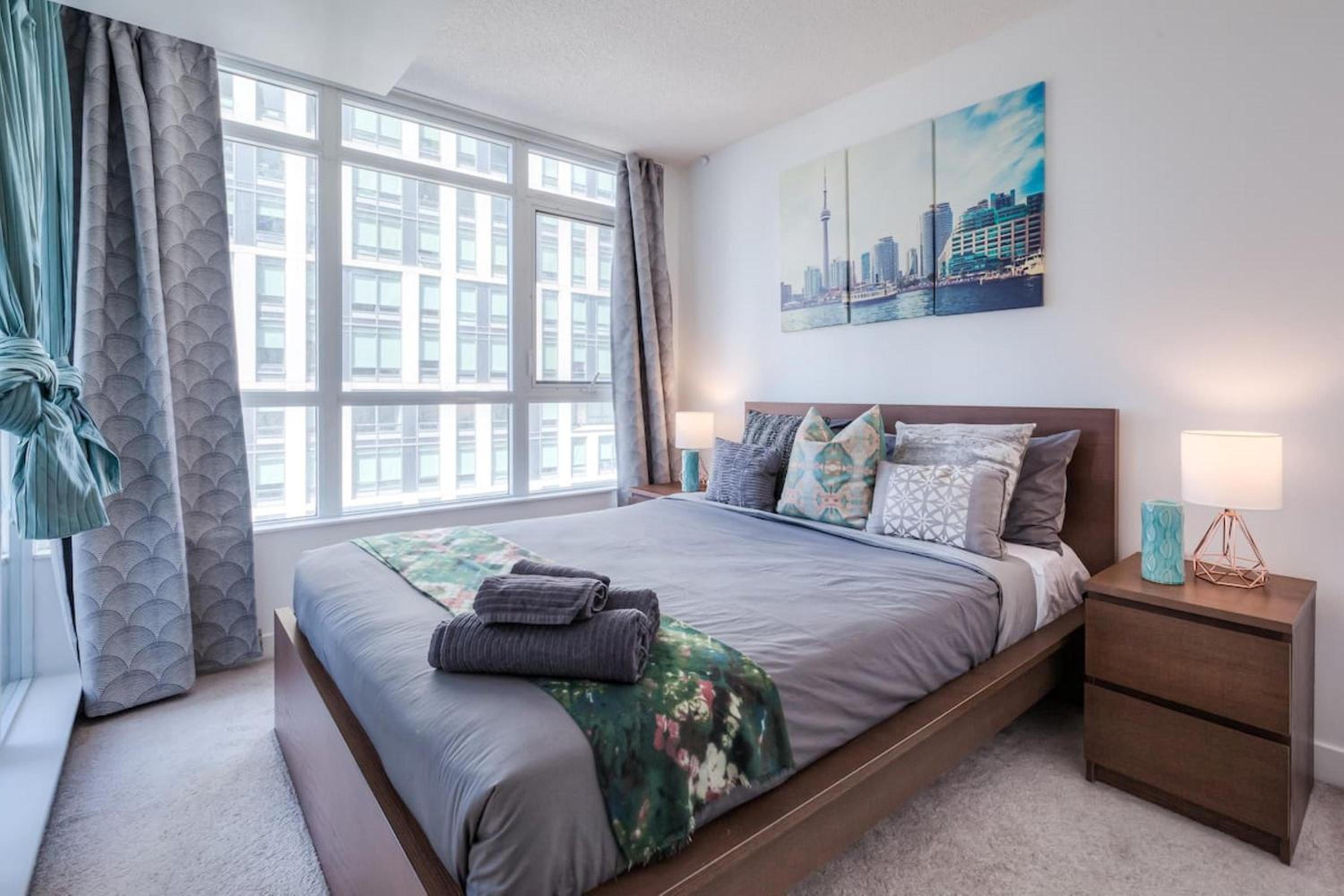 Modern 2 Bedroom plus Den Condo with Balcony Downtown Toronto