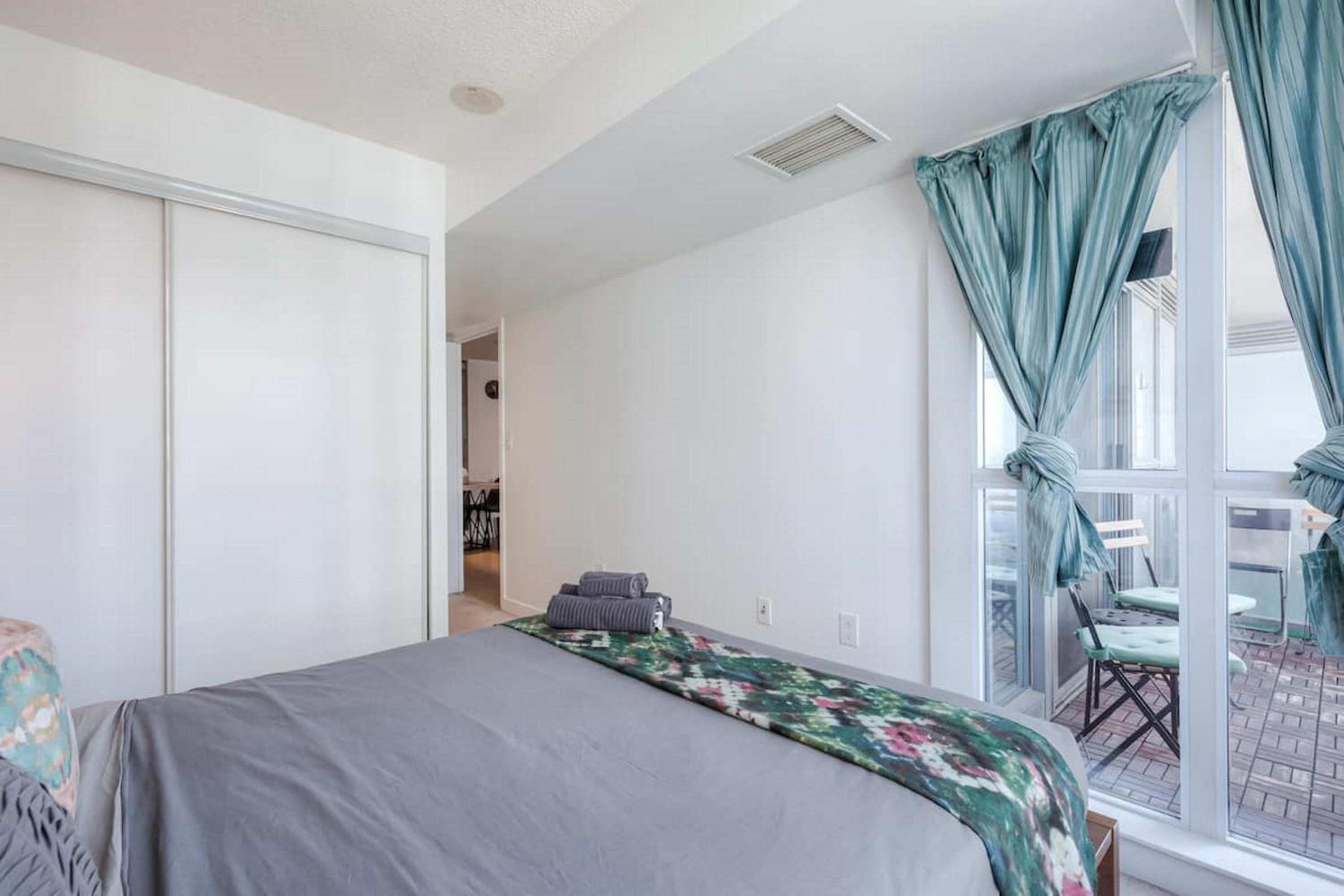 Modern 2 Bedroom plus Den Condo with Balcony Downtown Toronto