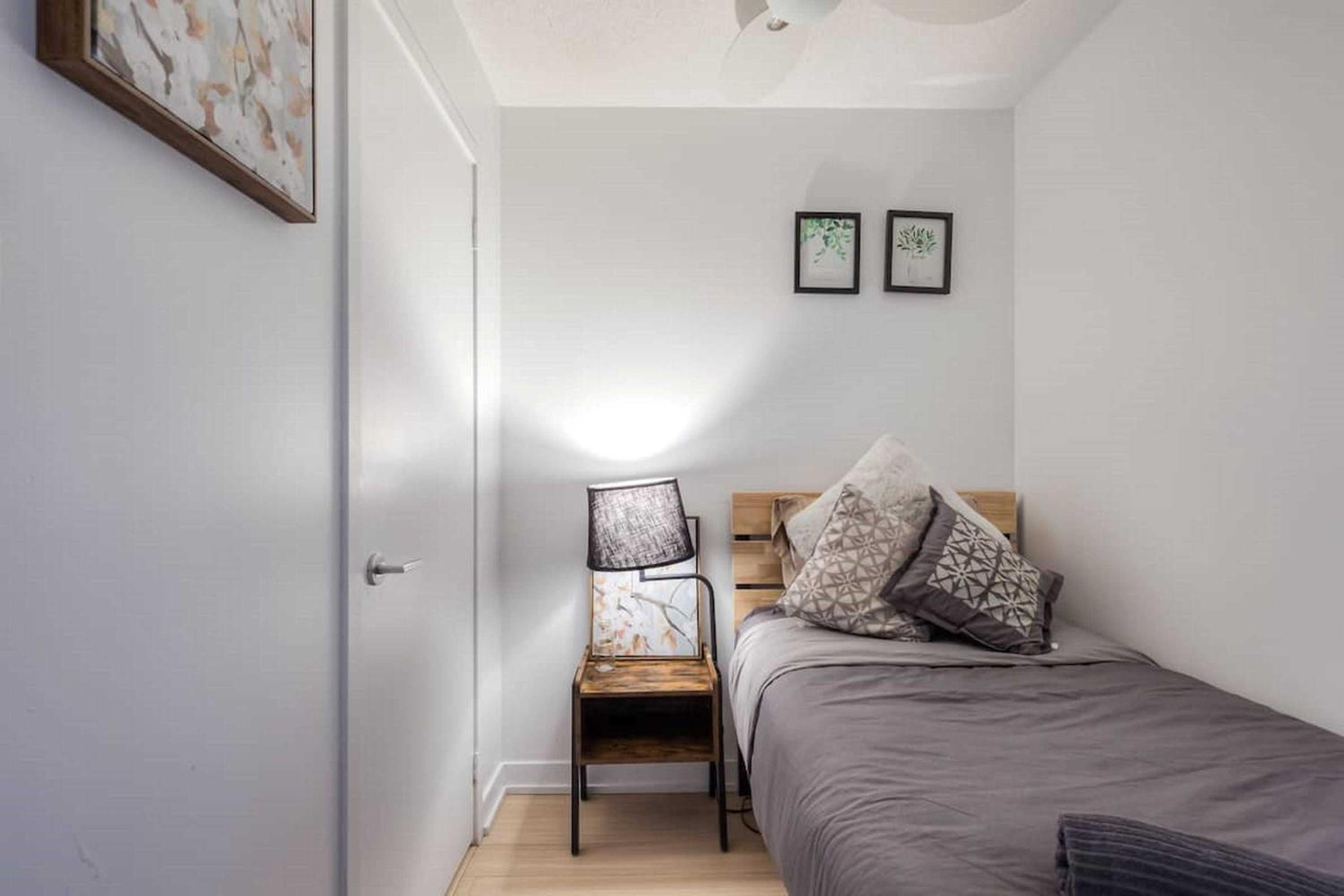 Modern 2 Bedroom plus Den Condo with Balcony Downtown Toronto