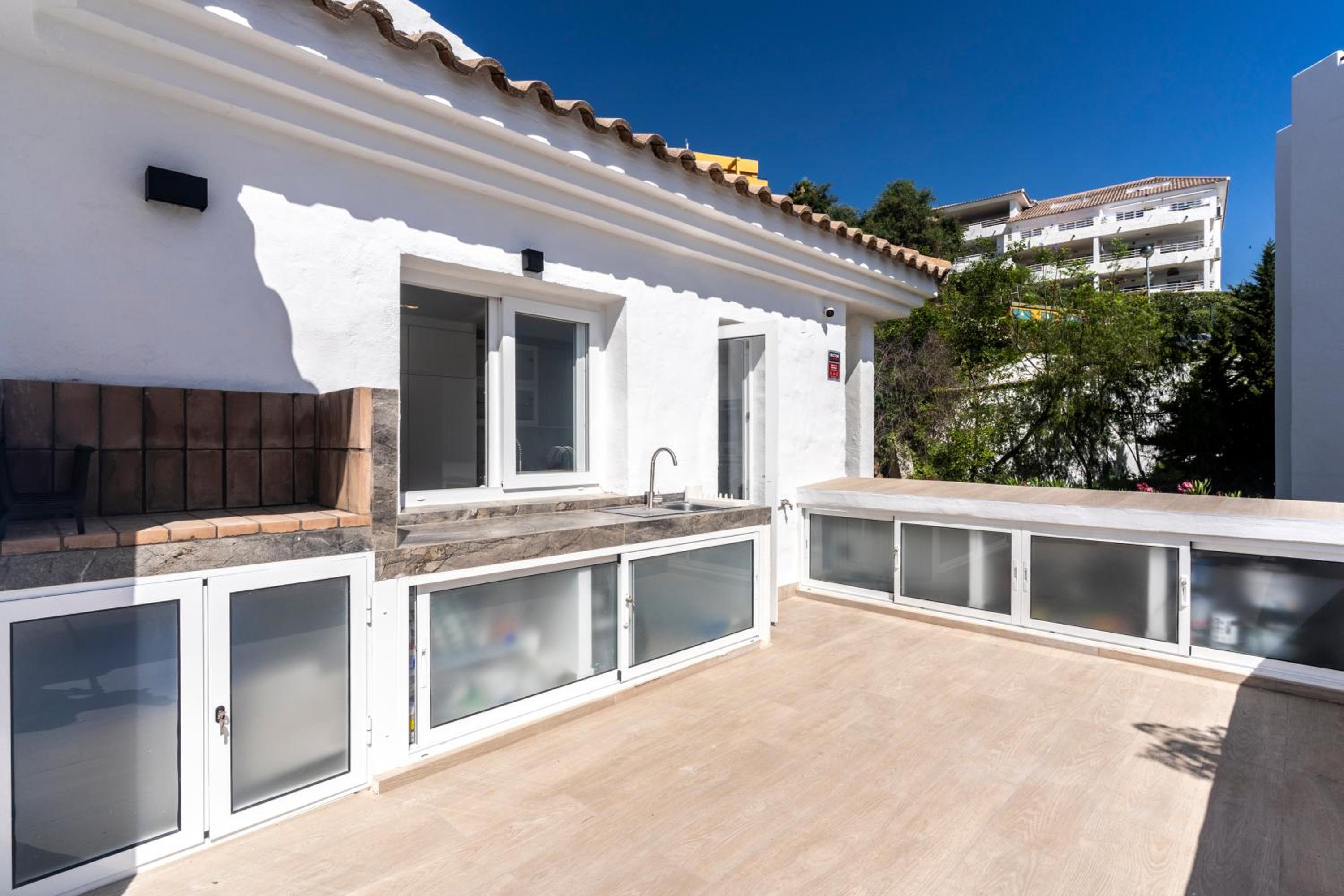 Atico Dúplex en Estepona con Vistas al Mar y Montaña a 10 min de la Playa