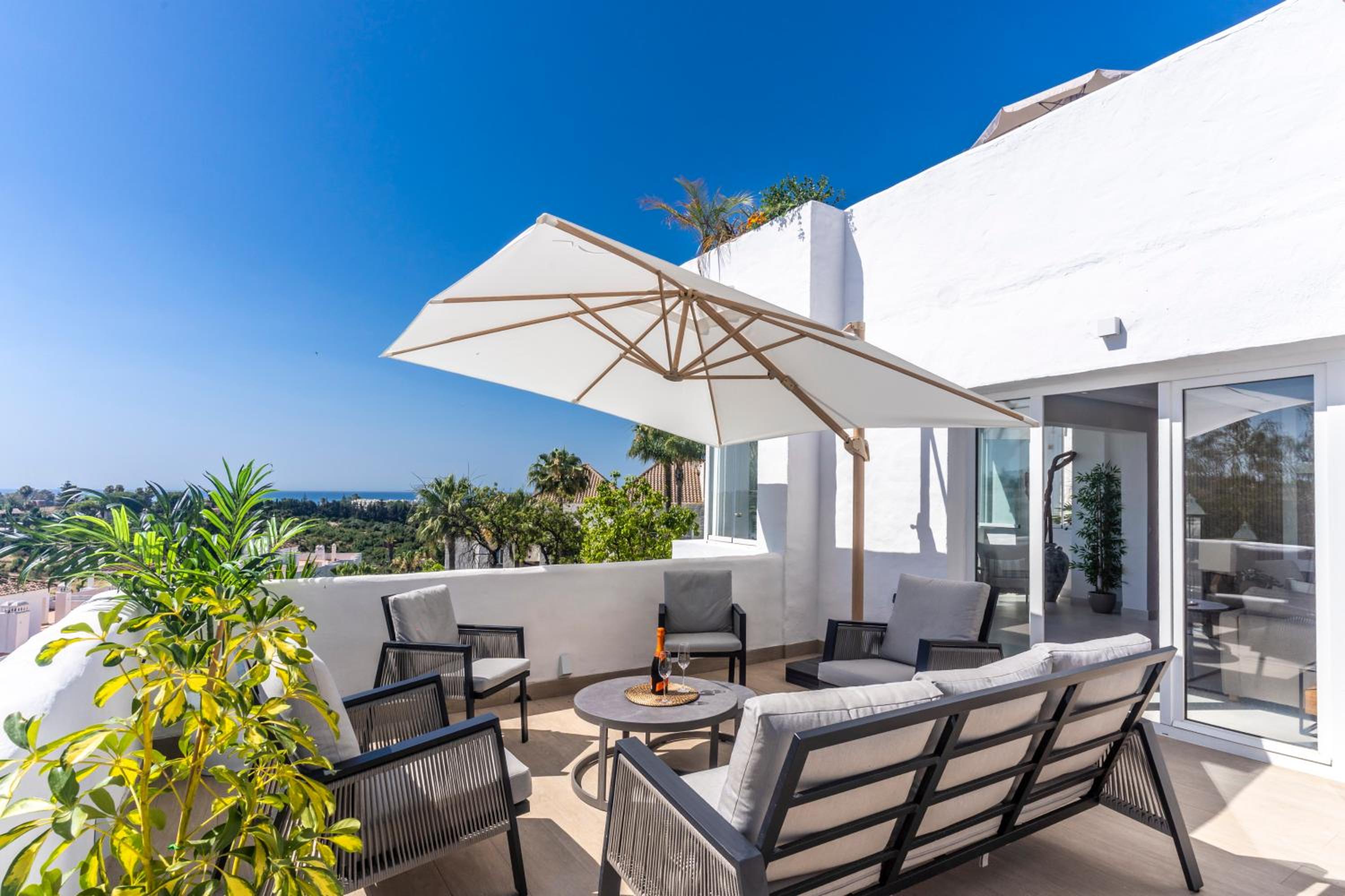Atico Dúplex en Estepona con Vistas al Mar y Montaña a 10 min de la Playa
