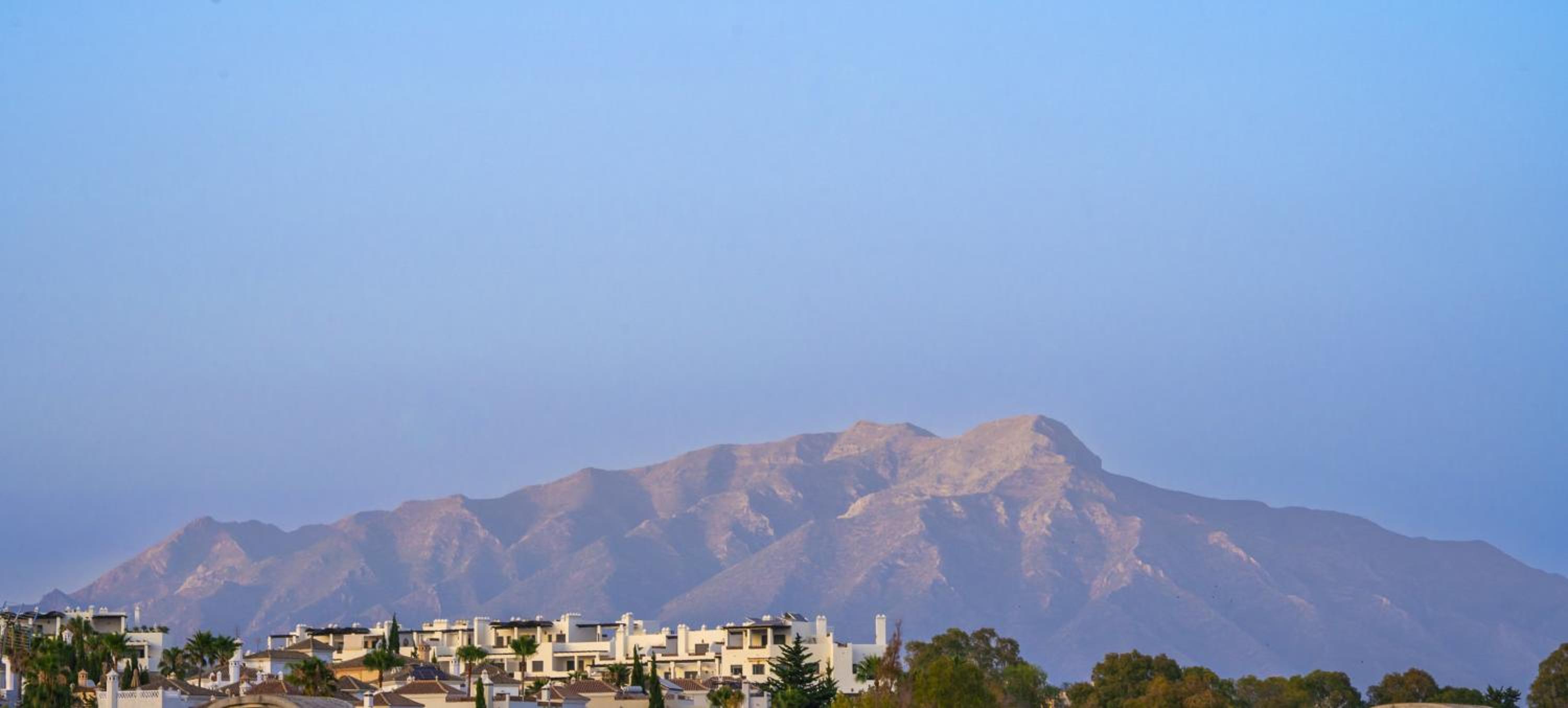 Atico Dúplex en Estepona con Vistas al Mar y Montaña a 10 min de la Playa