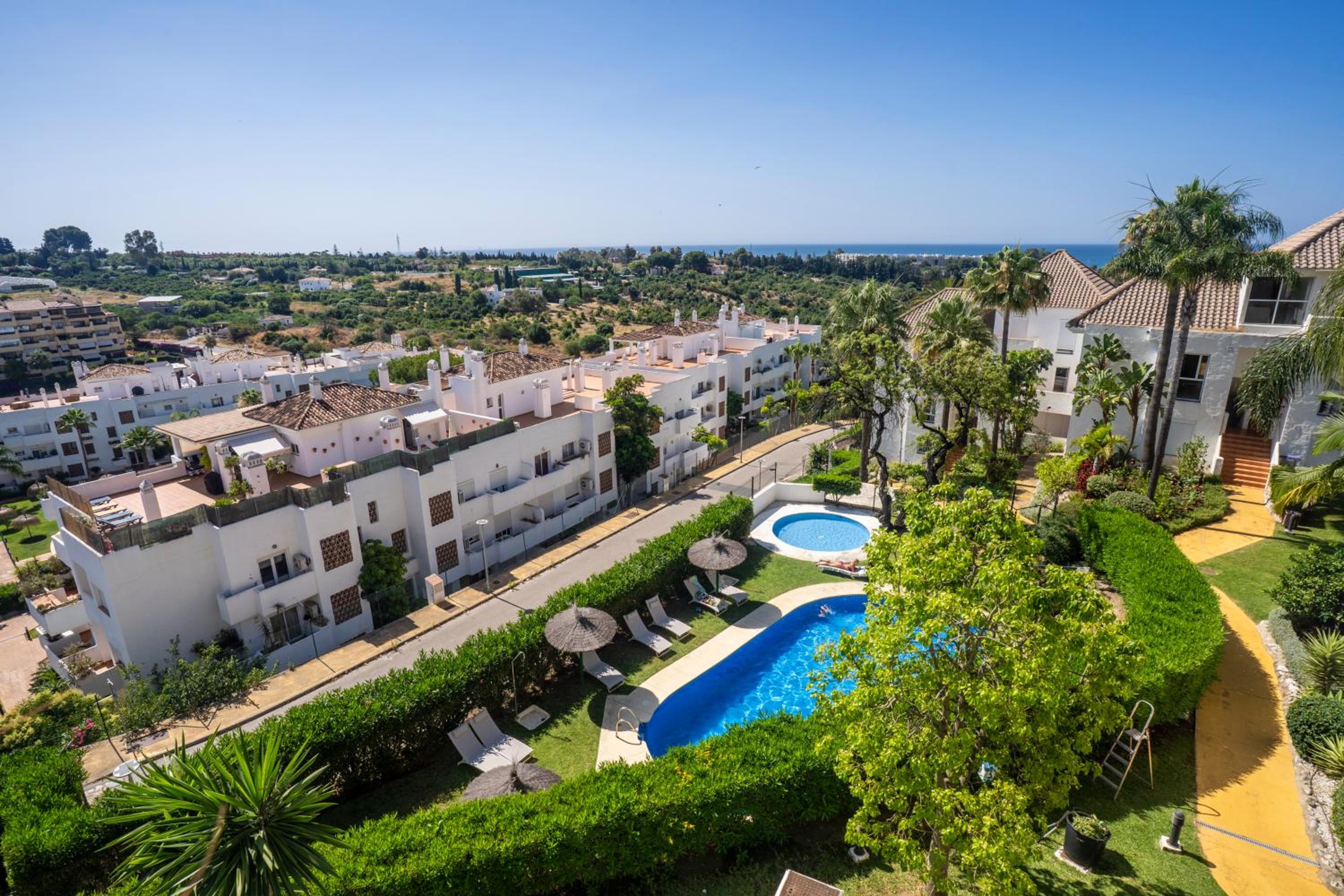 Atico Dúplex en Estepona con Vistas al Mar y Montaña a 10 min de la Playa