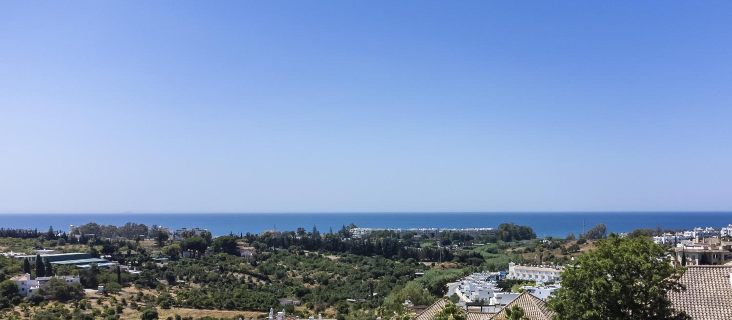 Atico Dúplex en Estepona con Vistas al Mar y Montaña a 10 min de la Playa