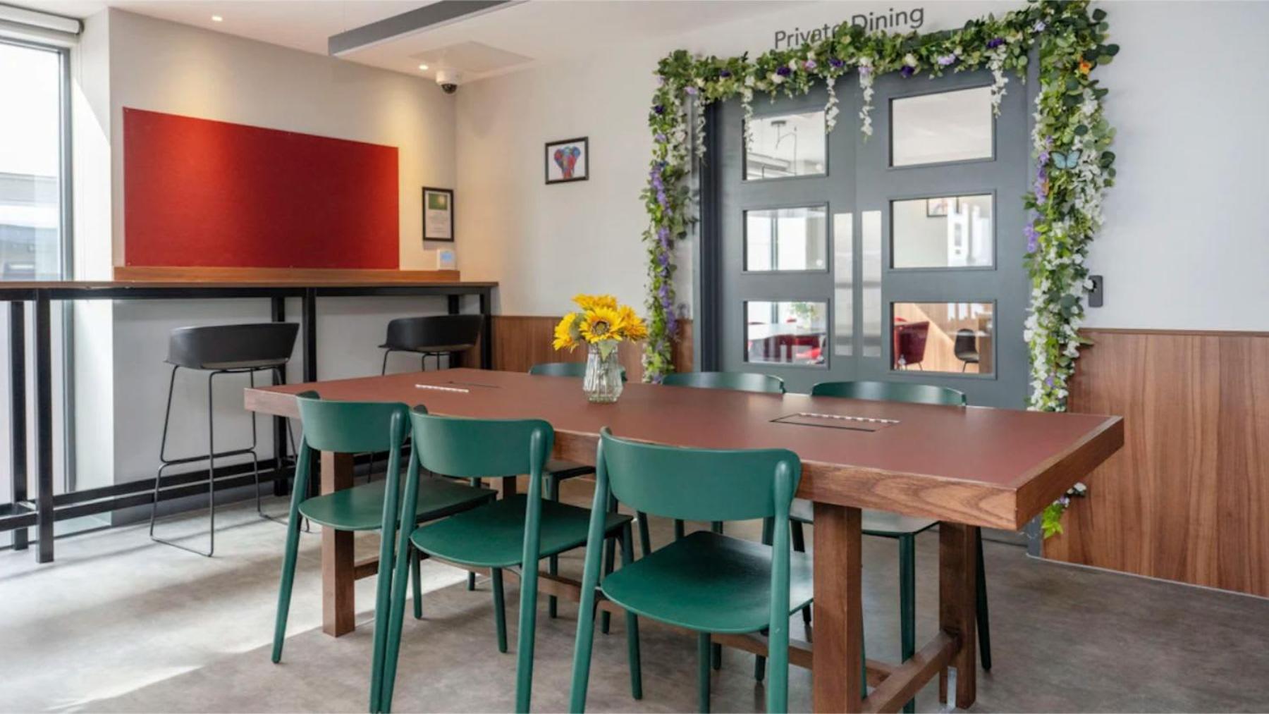 Students Only Straits Egham - 40 mins to Waterloo - Direct Bus to Heathrow