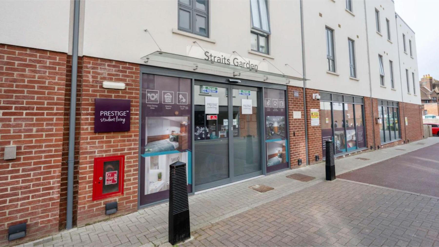 Students Only Straits Egham - 40 mins to Waterloo - Direct Bus to Heathrow
