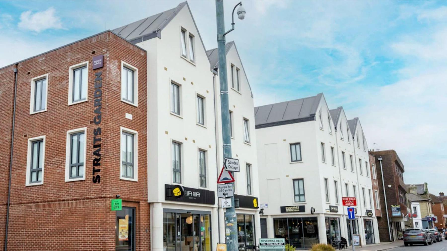 Students Only Straits Egham - 40 mins to Waterloo - Direct Bus to Heathrow