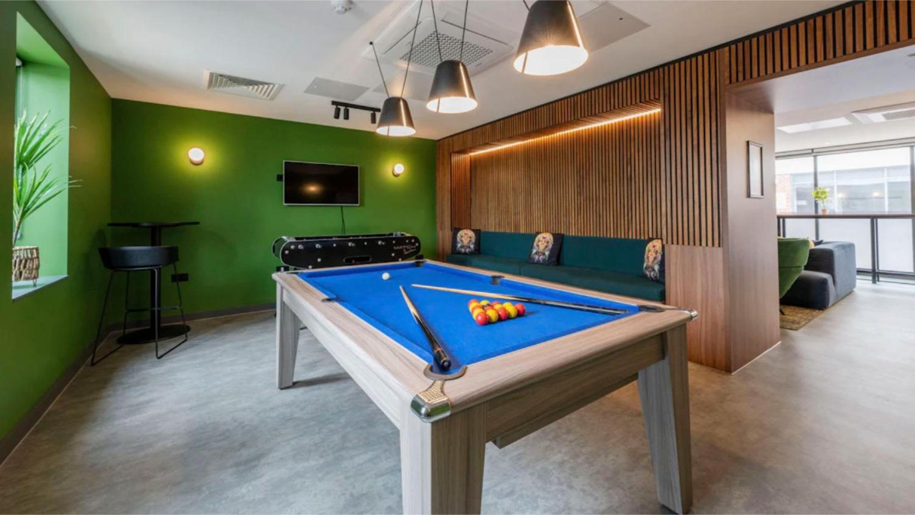 Students Only Straits Egham - 40 mins to Waterloo - Direct Bus to Heathrow