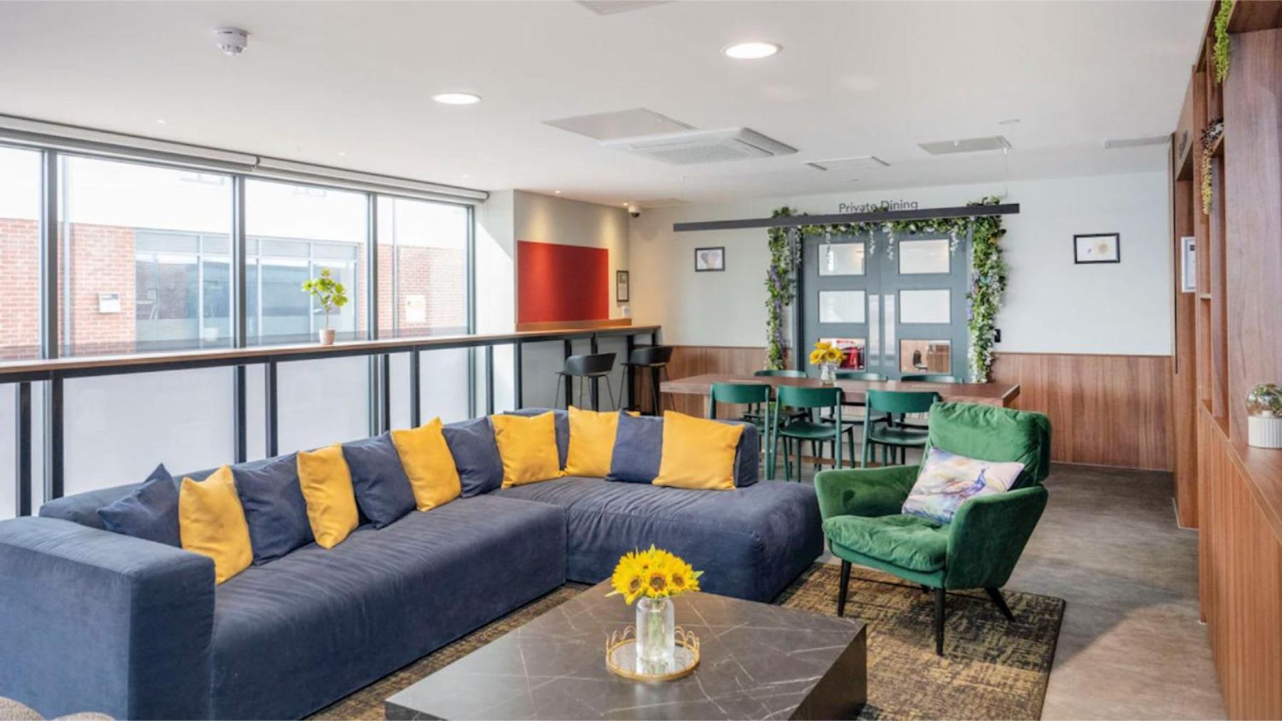 Students Only Straits Egham - 40 mins to Waterloo - Direct Bus to Heathrow