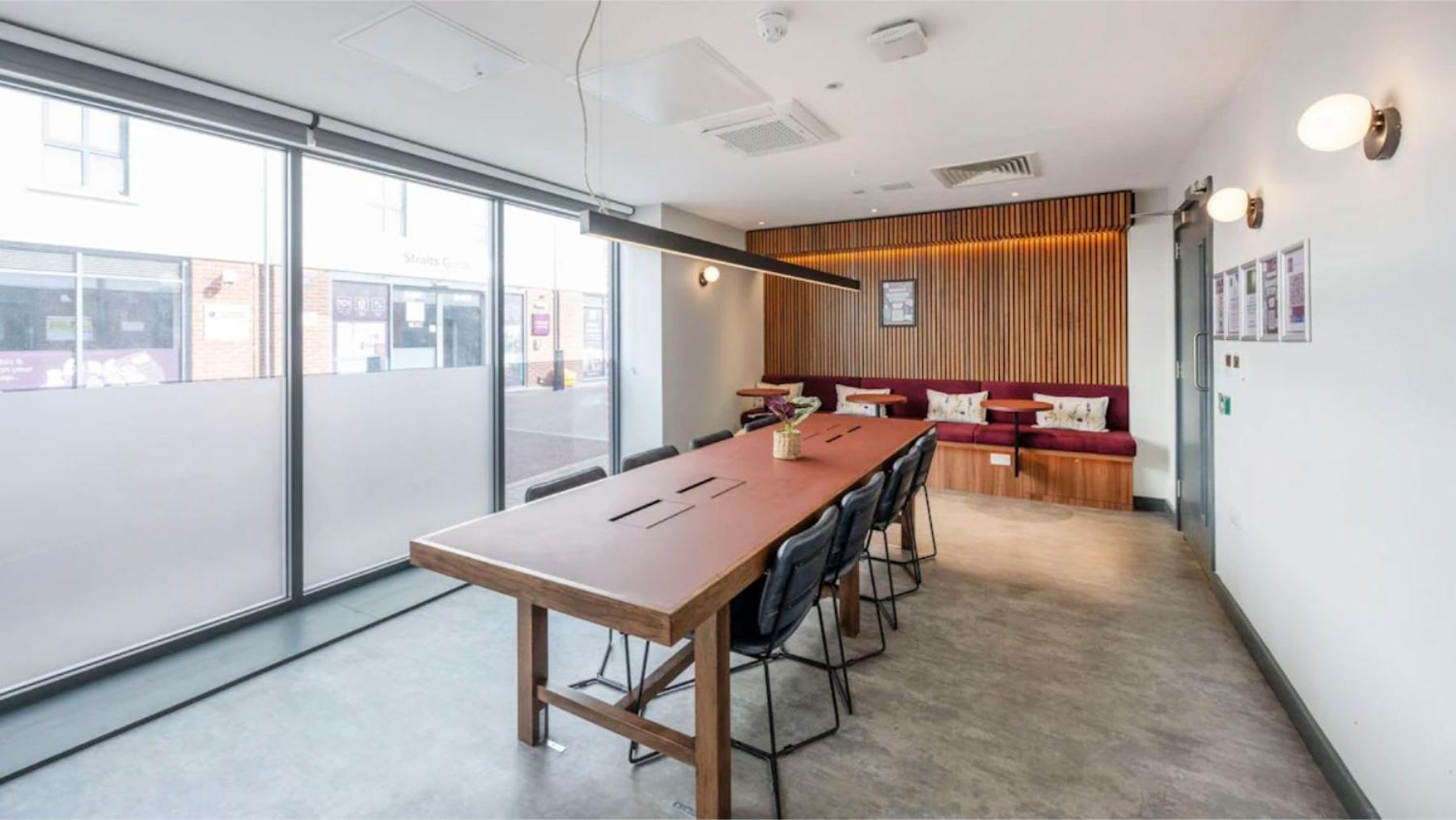 Students Only Straits Egham - 40 mins to Waterloo - Direct Bus to Heathrow