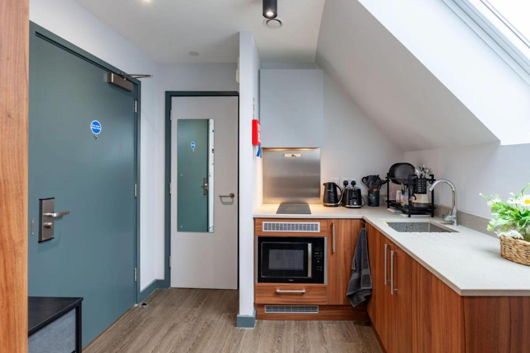 Students Only Straits Egham - 40 mins to Waterloo - Direct Bus to Heathrow