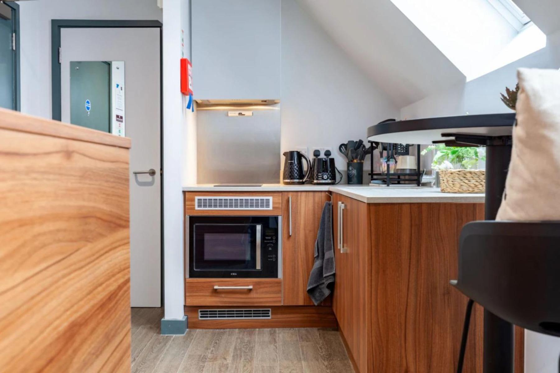 Students Only Straits Egham - 40 mins to Waterloo - Direct Bus to Heathrow
