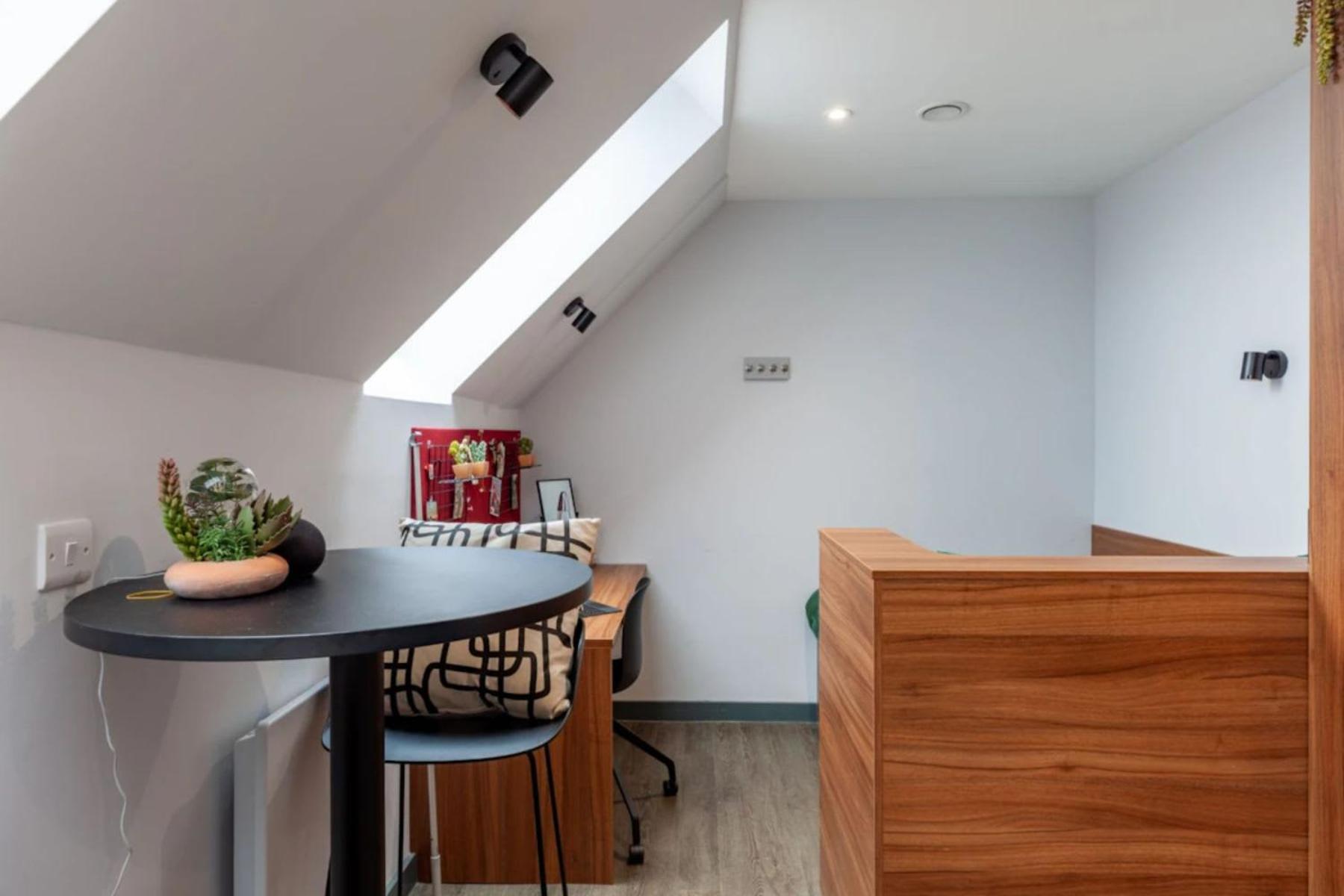 Students Only Straits Egham - 40 mins to Waterloo - Direct Bus to Heathrow