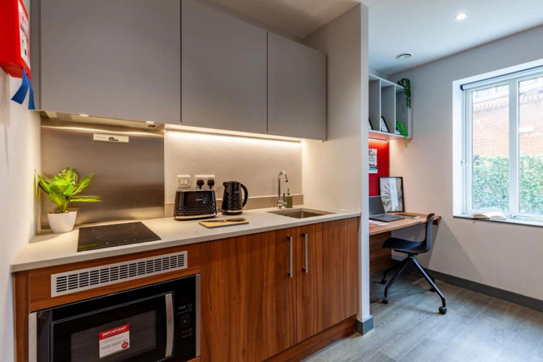 Students Only Straits Egham - 40 mins to Waterloo - Direct Bus to Heathrow