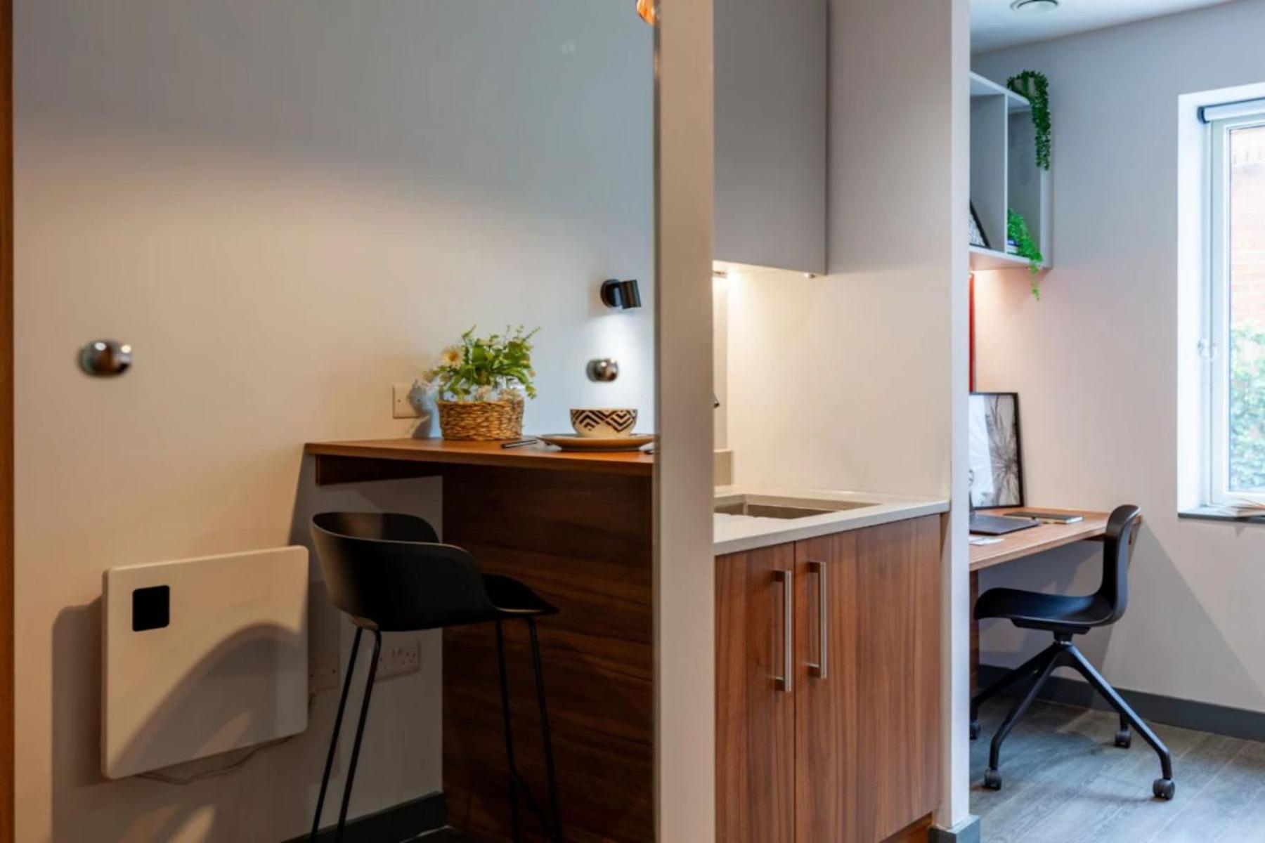 Students Only Straits Egham - 40 mins to Waterloo - Direct Bus to Heathrow